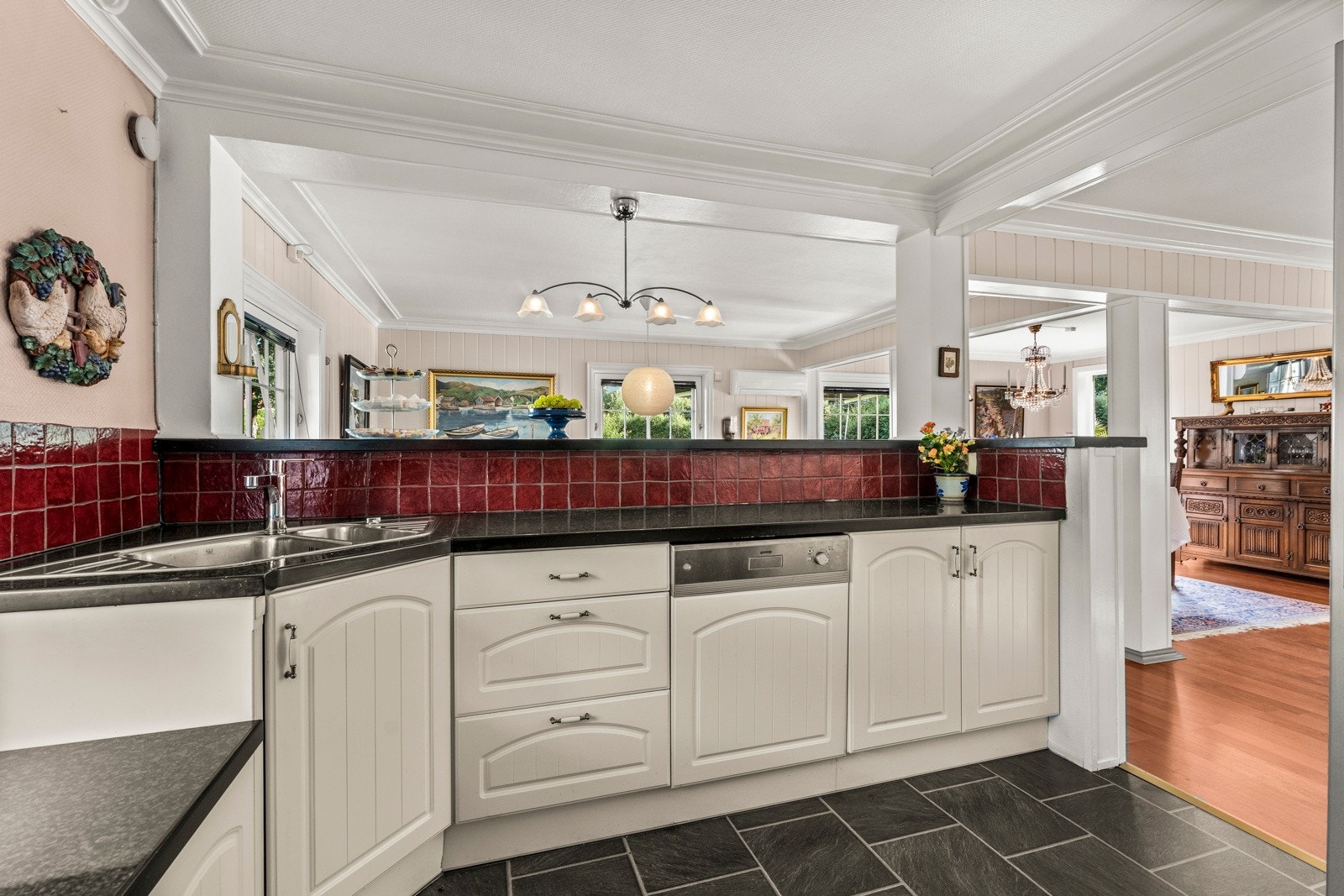 Fra stuen kommer man direkte til kjøkkenet Galleribilde