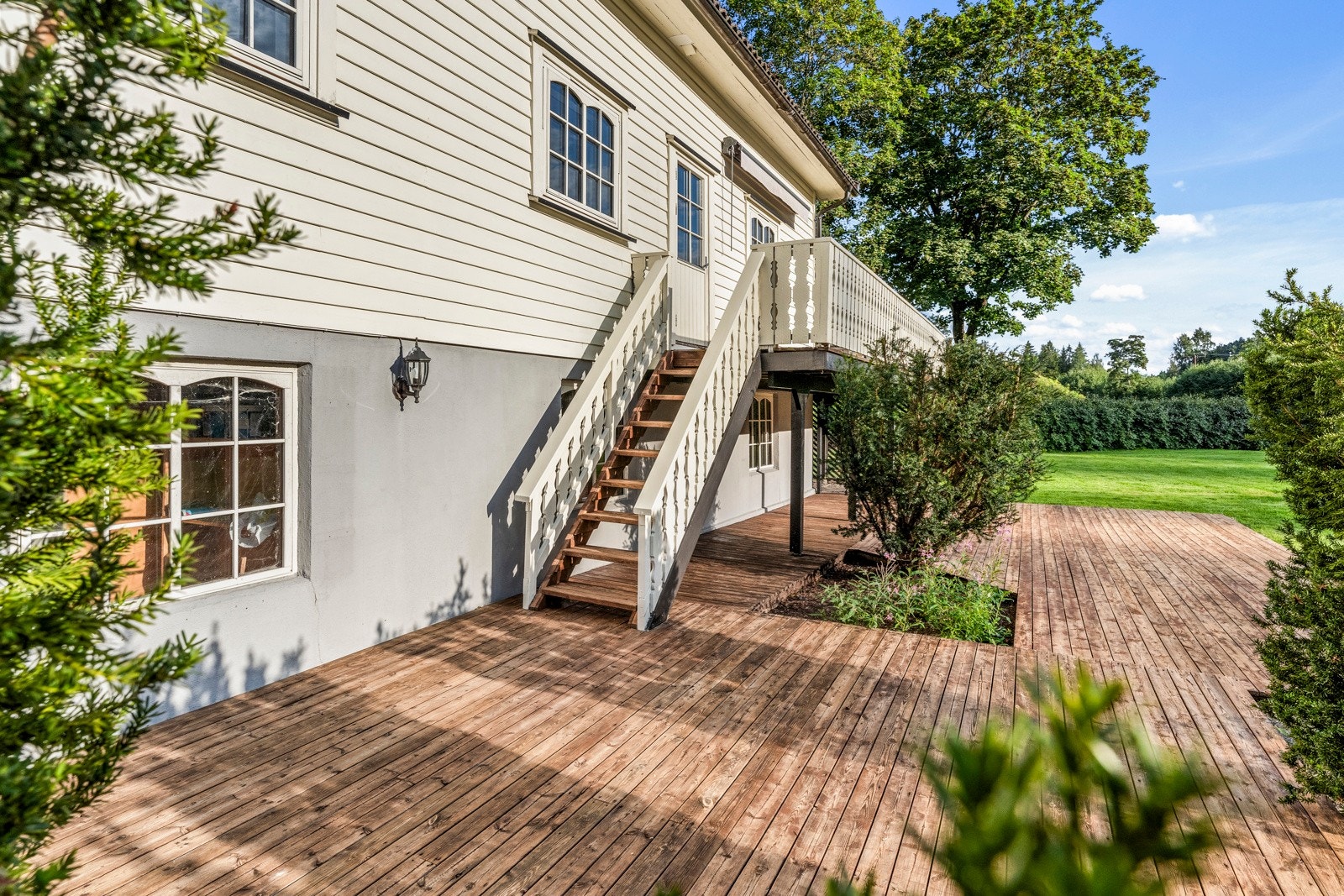 Koselig uteplass og med trapp opp til terrassen Galleribilde