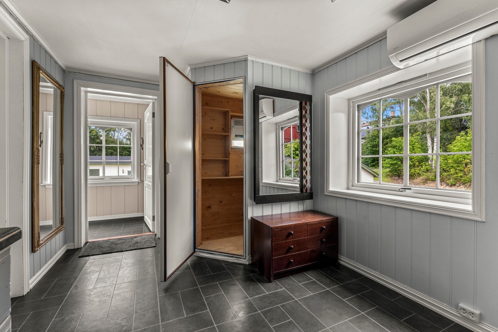 Det er et stort og praktisk kjølerom tilgjengelig på kjøkkenet Galleribilde