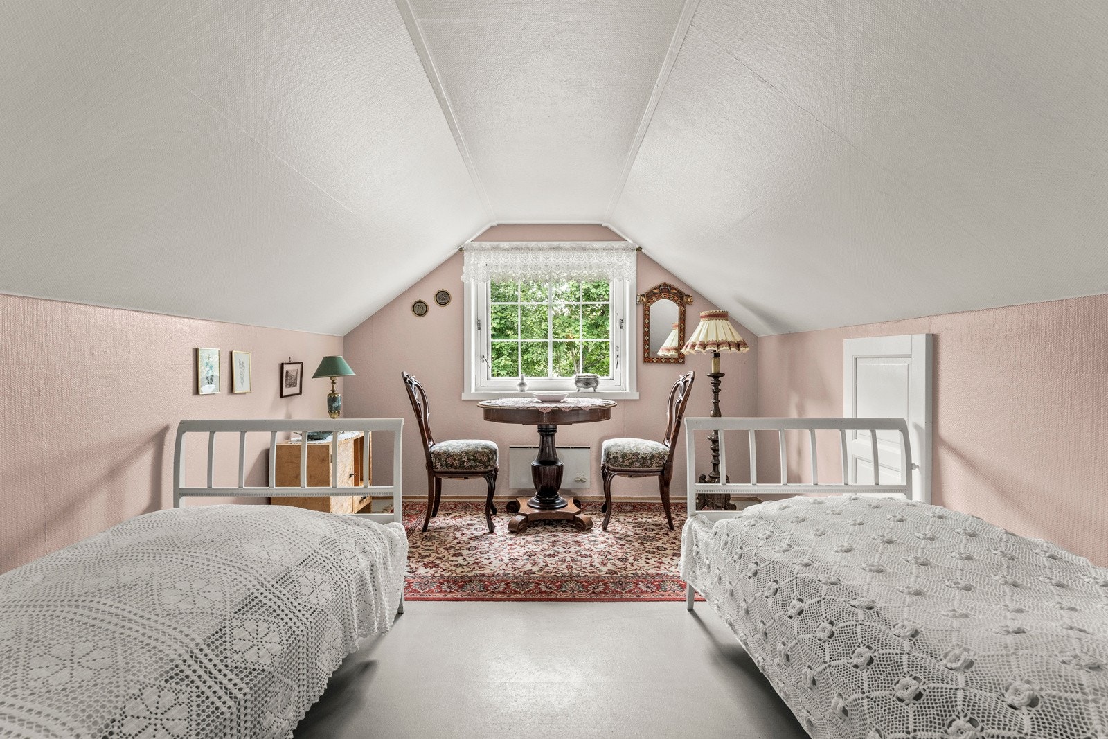 2.etasje består av to like rom som i dag benyttes som ekstra gjesteplasser og soverom Galleribilde