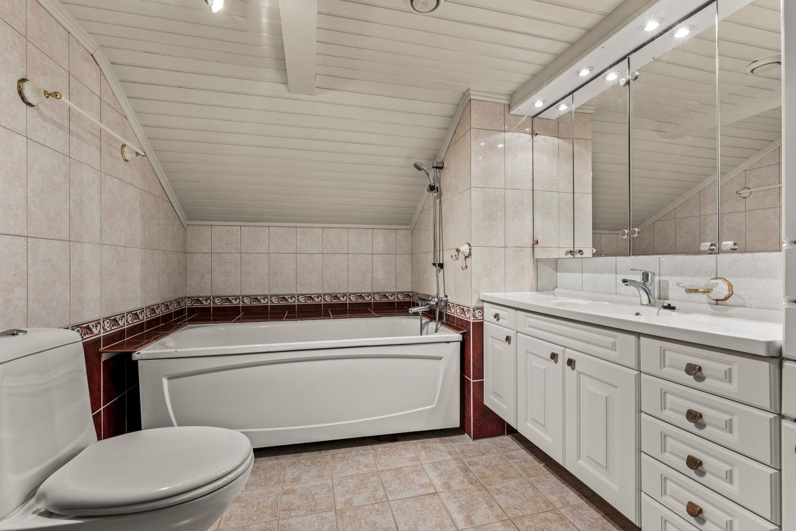 Baderommet er lokalisert i denne etasjen Galleribilde