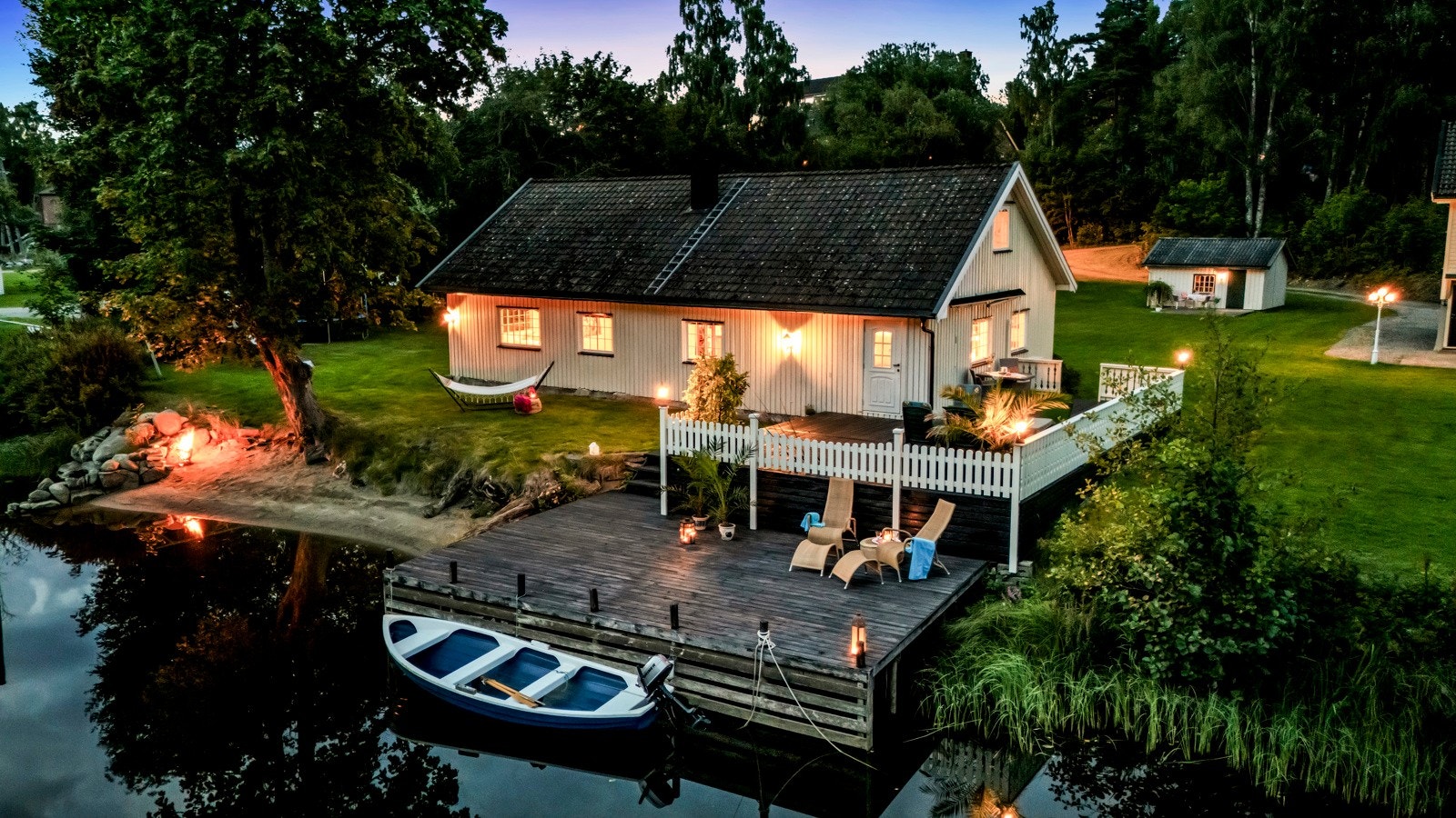 Her har man langsstrakt strandsone med flere brygger Galleribilde