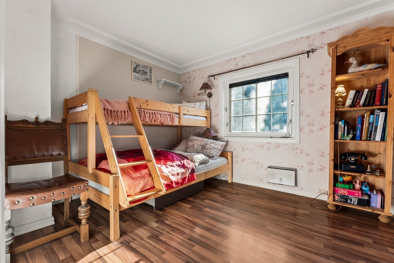 Soverom nr 2 i huset har også en god utfomring og med plass til dobbeltseng Galleribilde