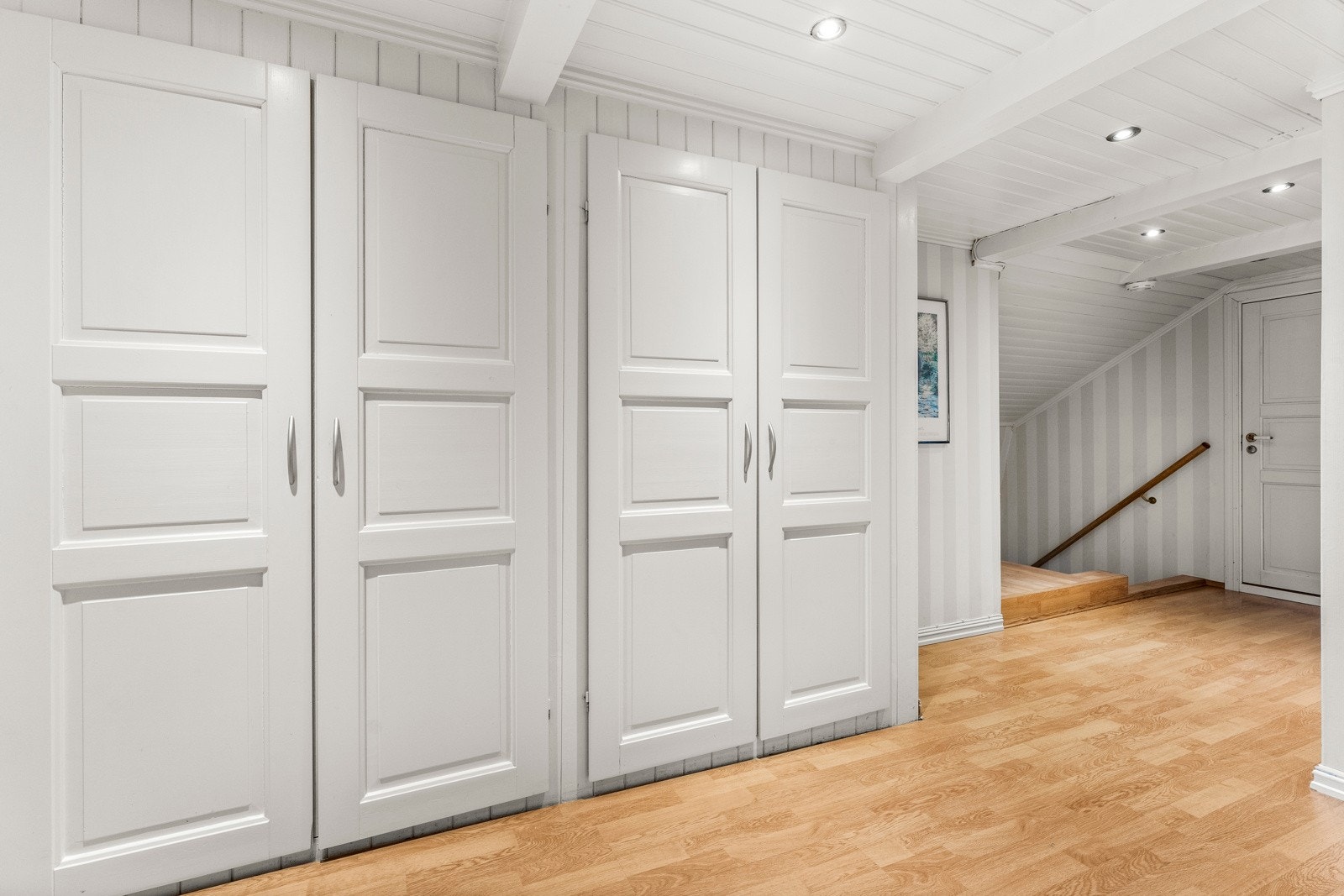 Gangen er romslig og med rikelig garderobeplass Galleribilde