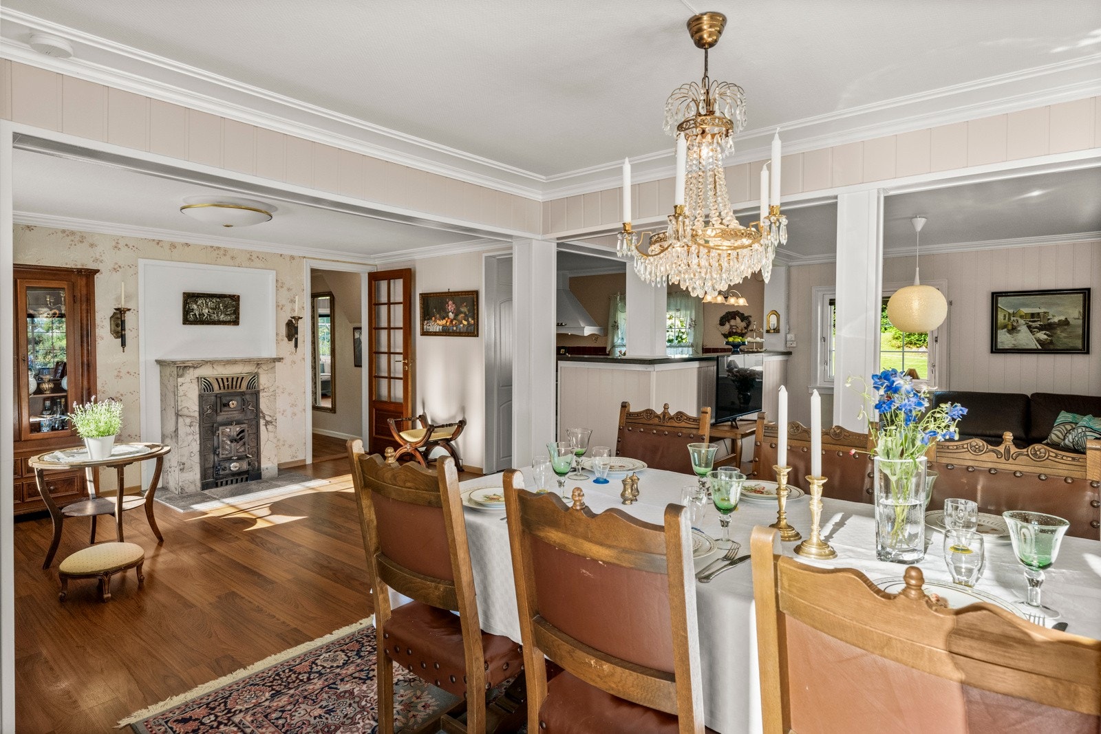 Stuen har en smart inndeling med stor areal for både spisegruppe, lounge og tv-krok Galleribilde