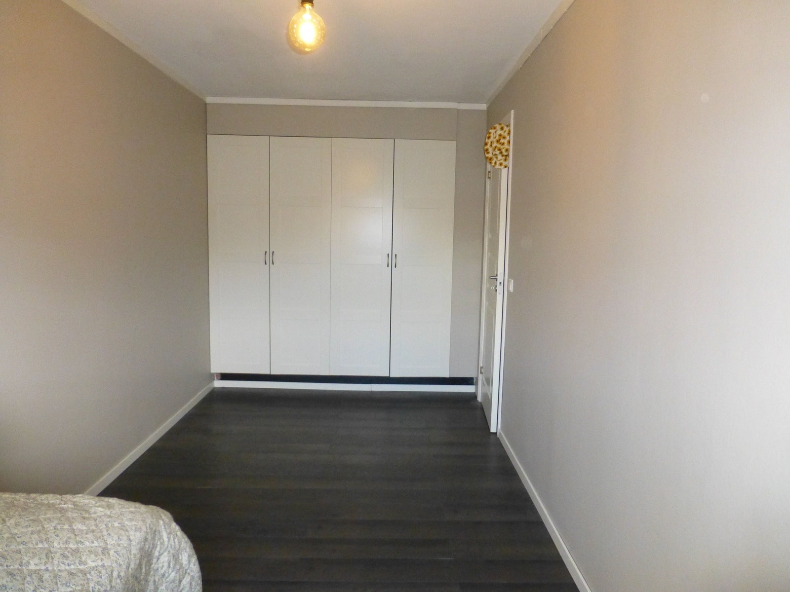 God skap plass i det innebygde skapet. Galleribilde