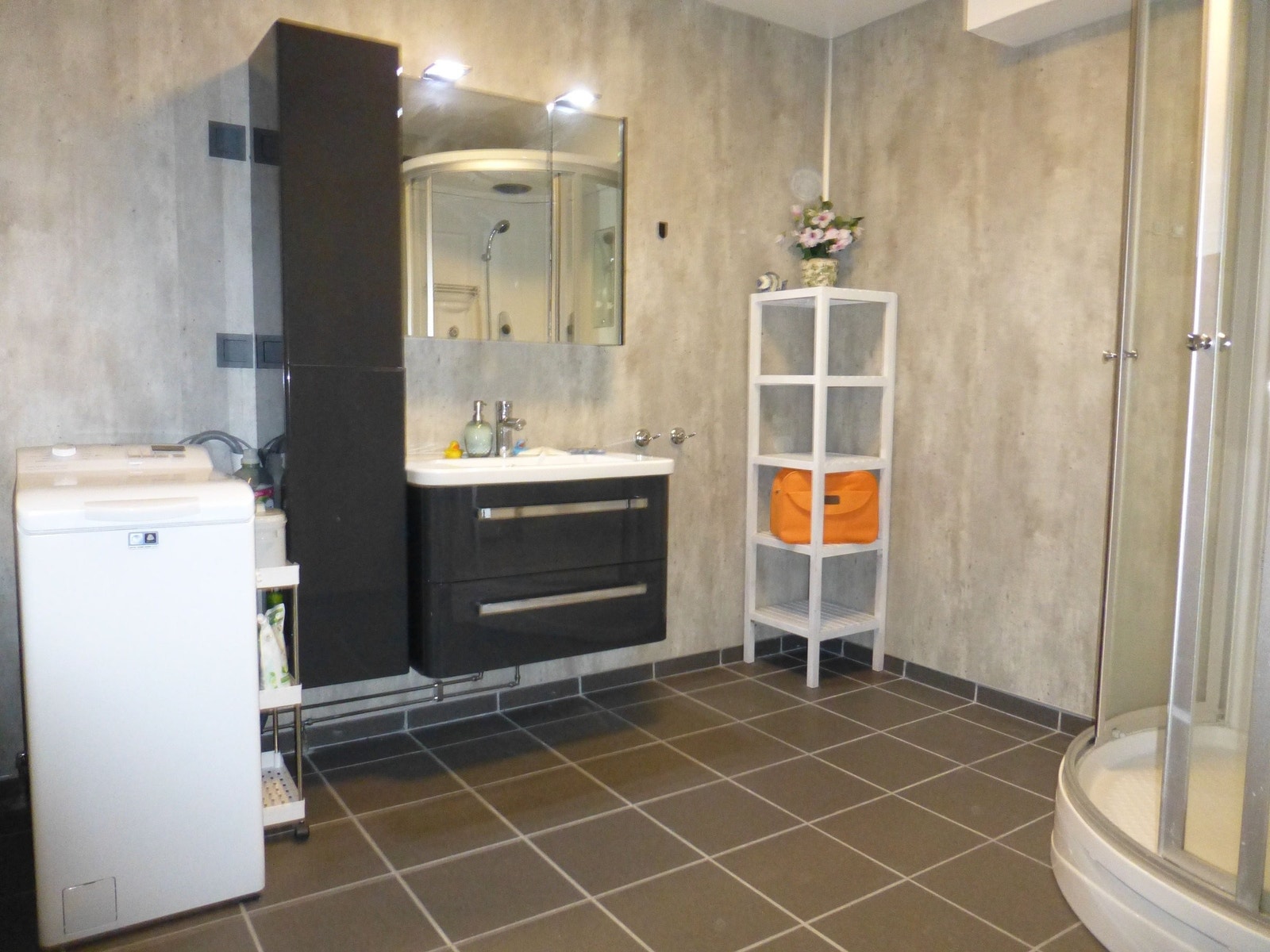 Bad i underetasjen. Rommets overflate består av fliser og har lufteventil. Galleribilde