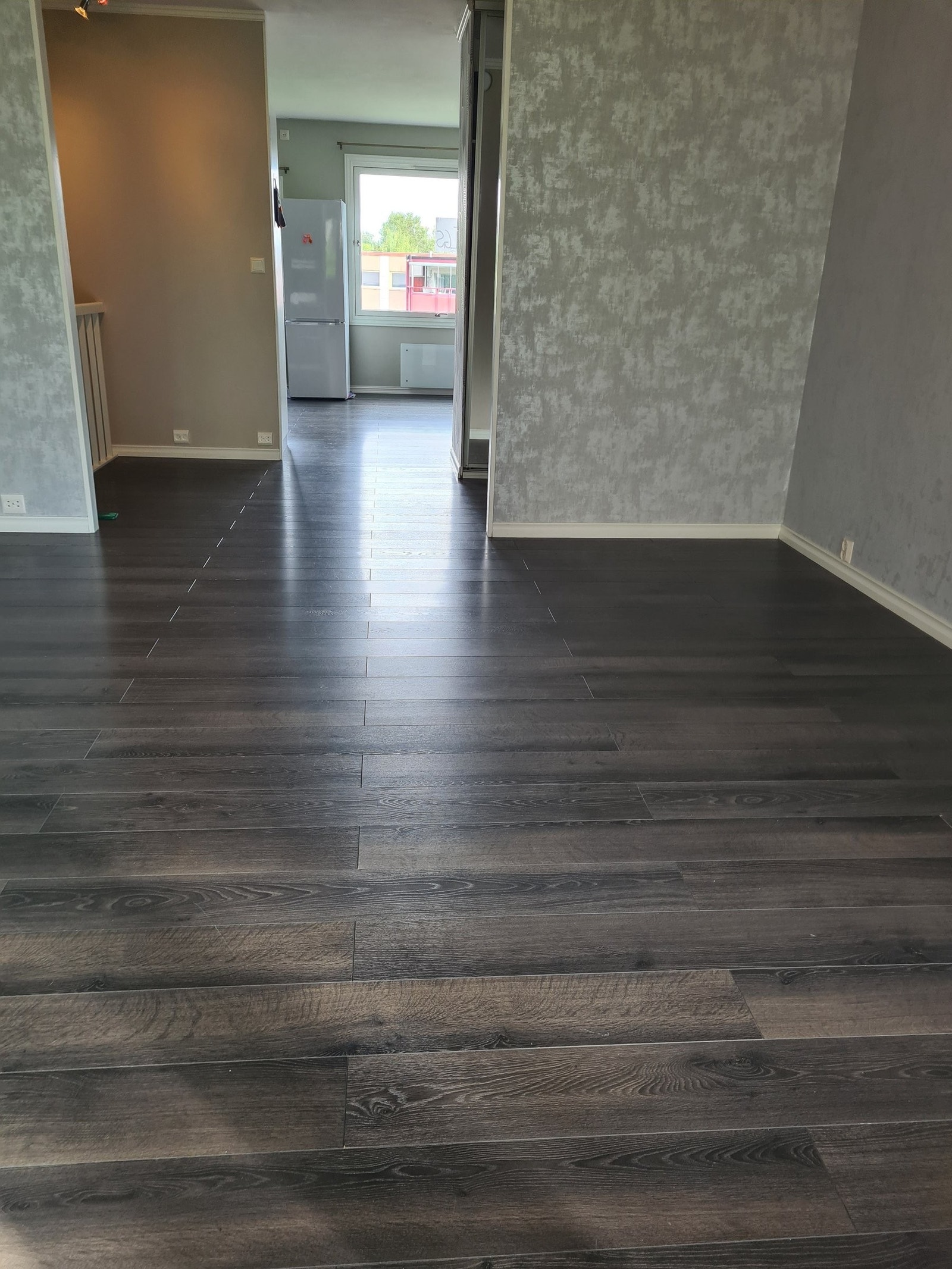 Åpen løsning til kjøkkenet fra stua Galleribilde