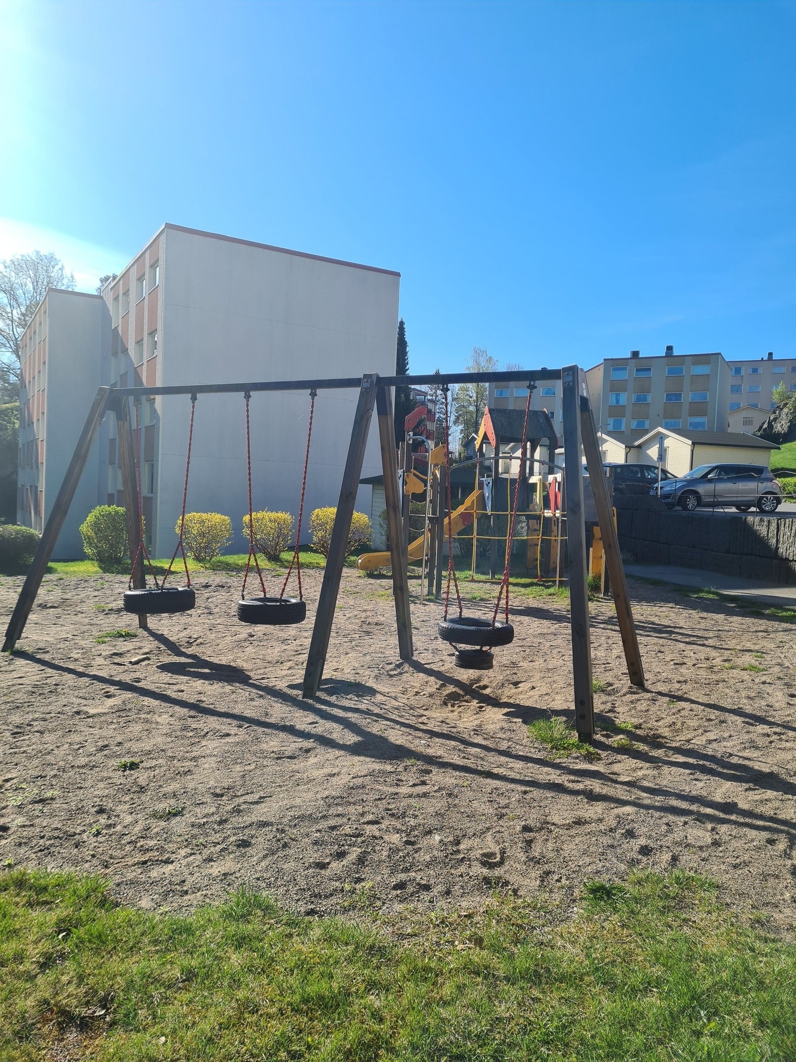 Felles lekeplass kan sees fra kjøkkenvindu Galleribilde