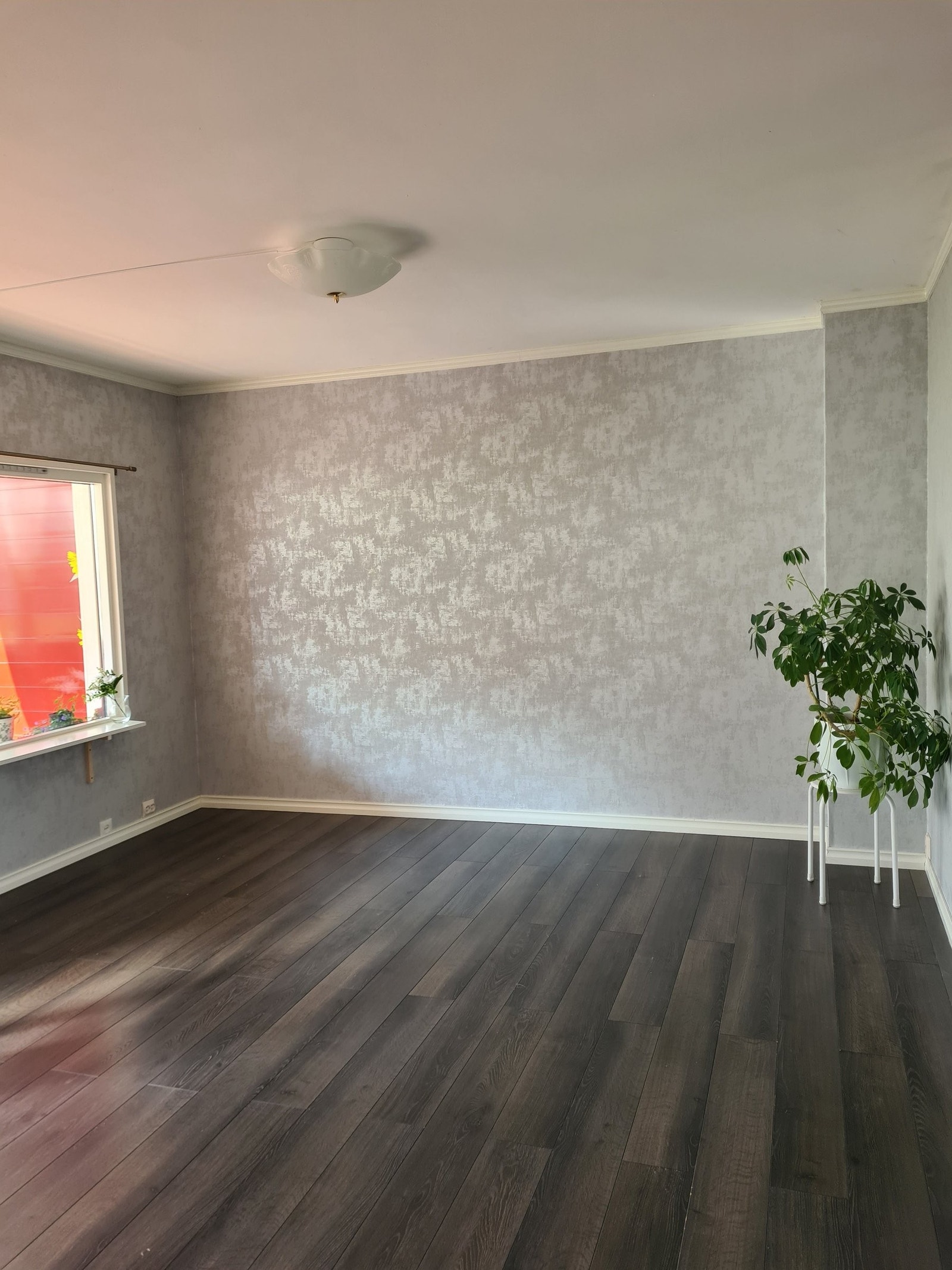 Stue med god plass til sofa og diverse hyller. Galleribilde