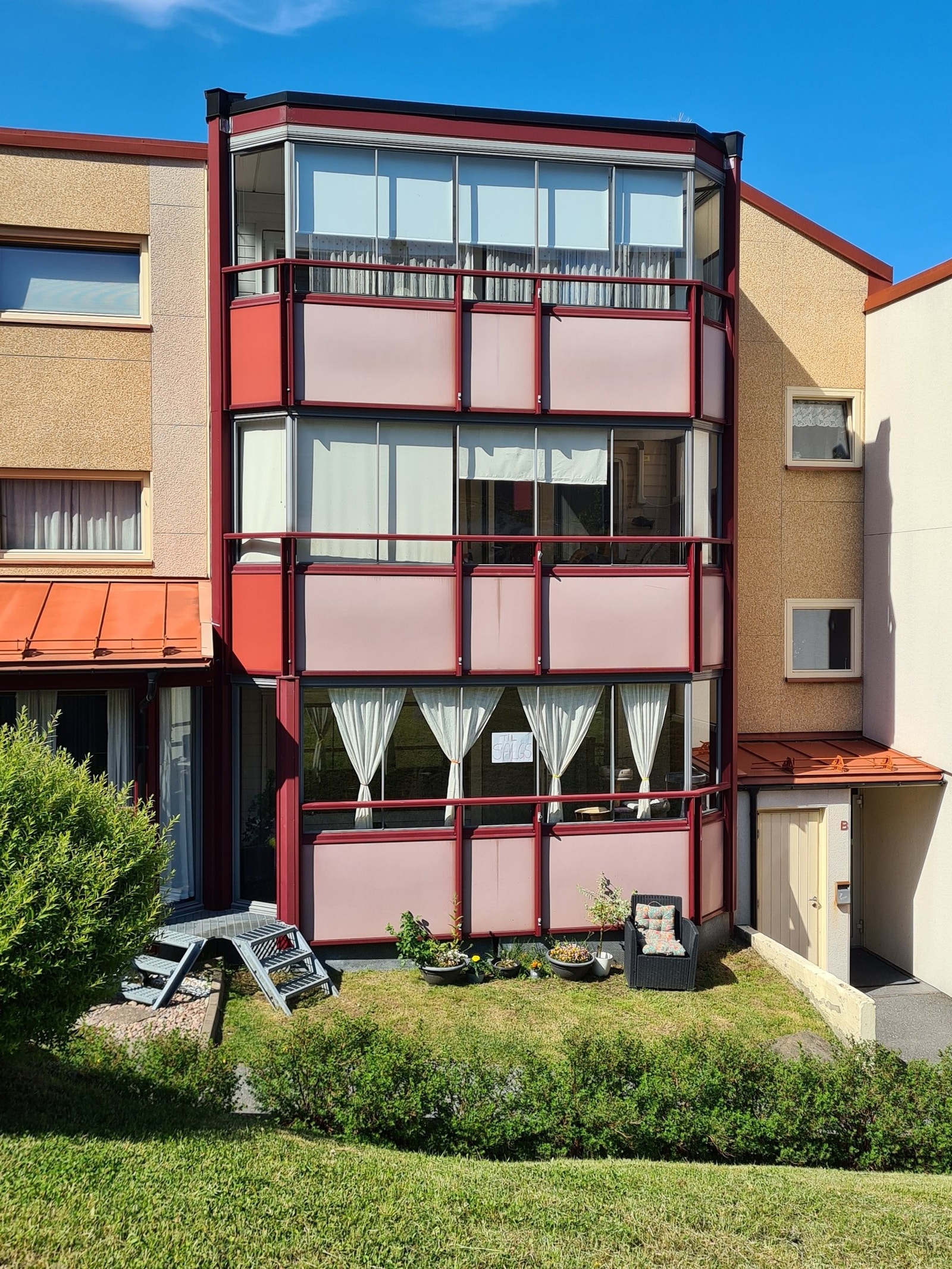 Her kan man gå ut på gresset fra balkong. Sol hele formiddagen. Galleribilde