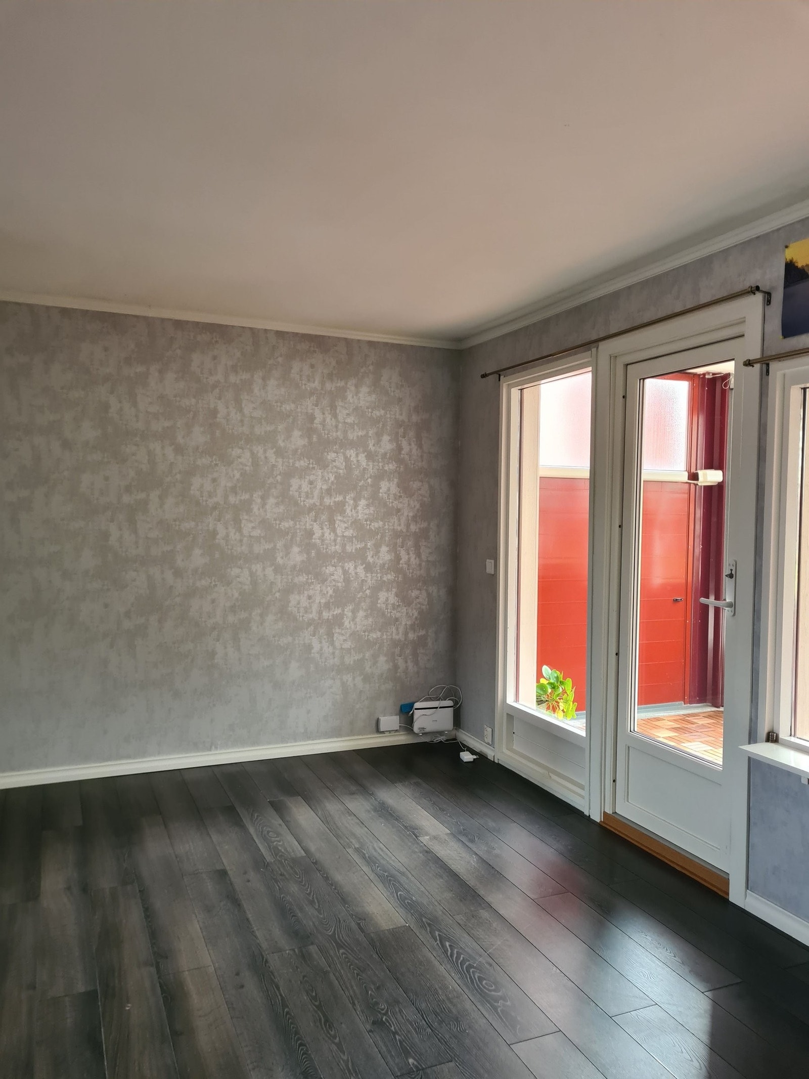 Tv plass med bredbånds boks i hjørnet Galleribilde