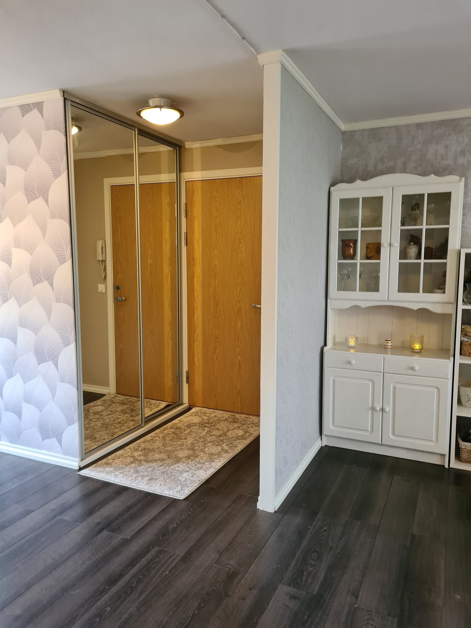 Inngang med skyvedørsgarderobe Galleribilde