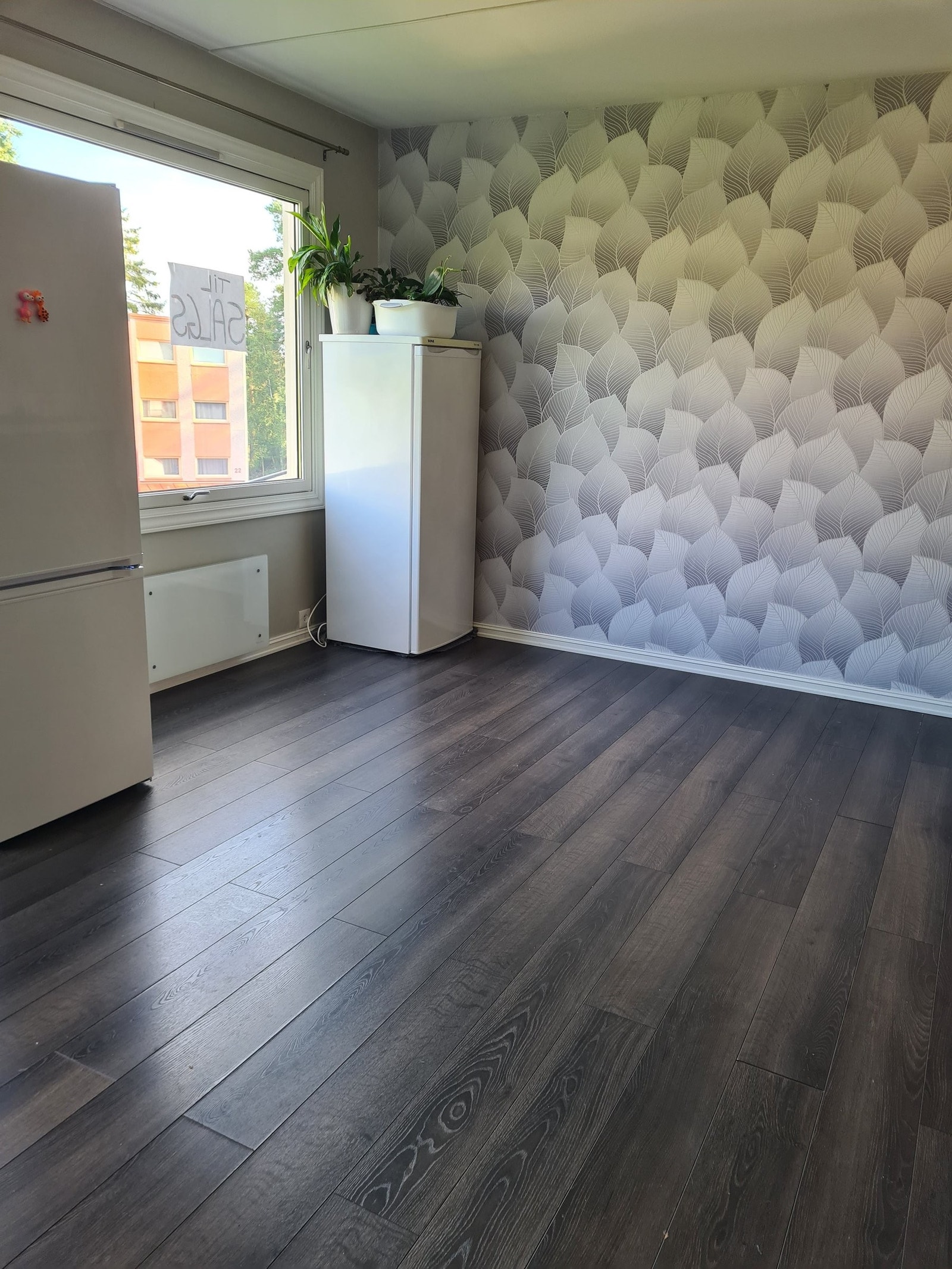 Fin lys grå tapet, og stort vindu nr. 2 på kjøkkenet Galleribilde