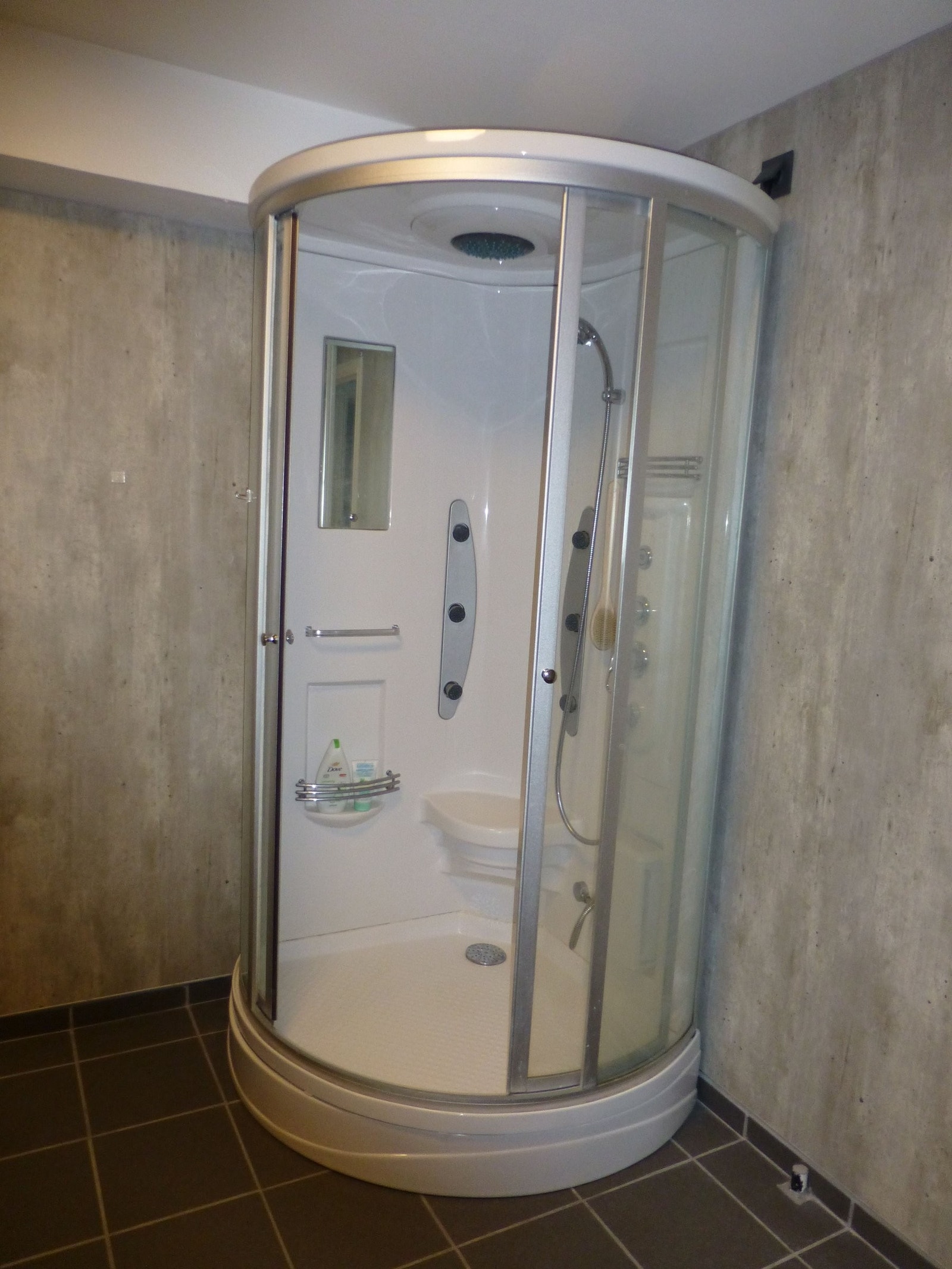 Stort dusjkabinett, det er uvisst fra hvilket årstall. Galleribilde