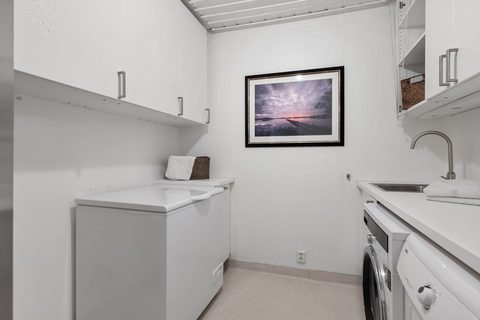 Separat vaskerom i 1. etasje med opplegg for vaskemaskin og tørketrommel. Galleribilde