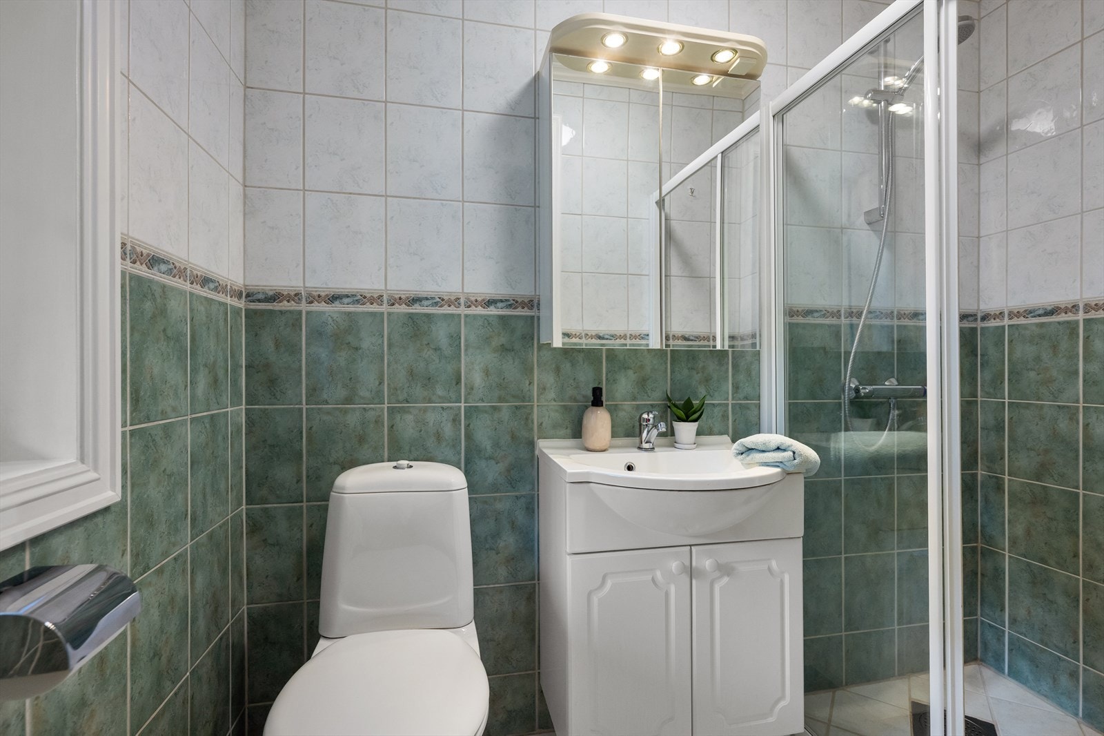 Bad i 1. etasje med flislagte overflater og gulvvarme. Galleribilde