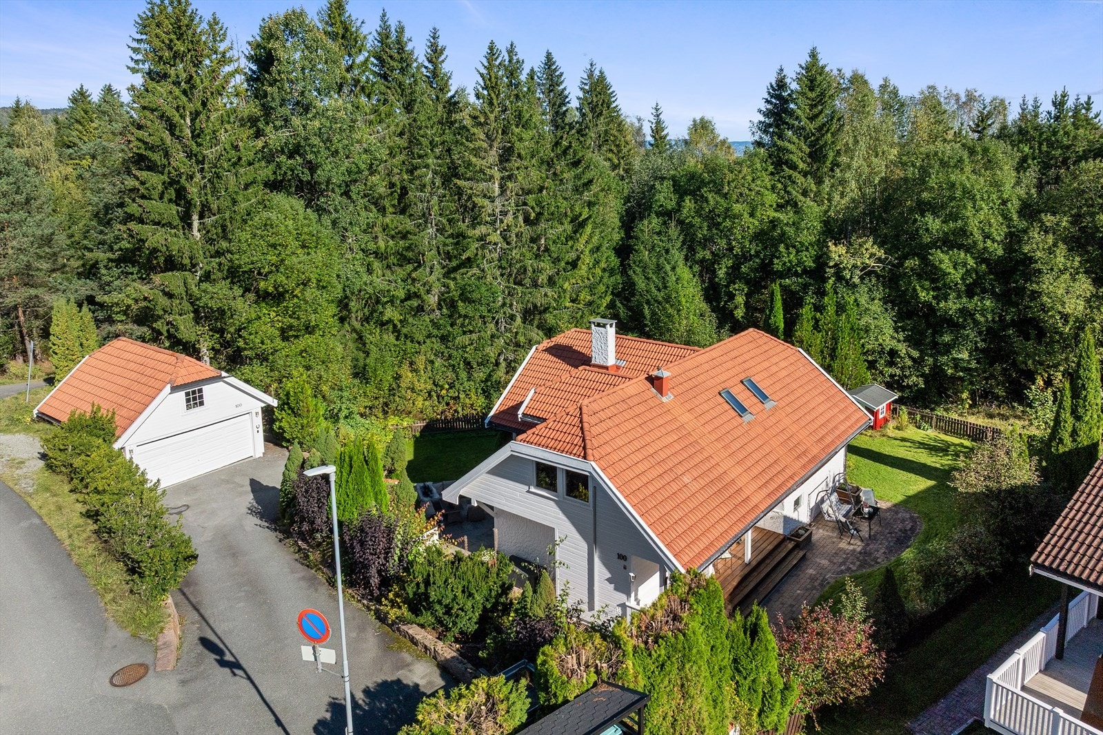 Eiendommen har asfaltert innkjørsel og gårdsplass. Det er dobbelgarasje med ladestasjon. Galleribilde