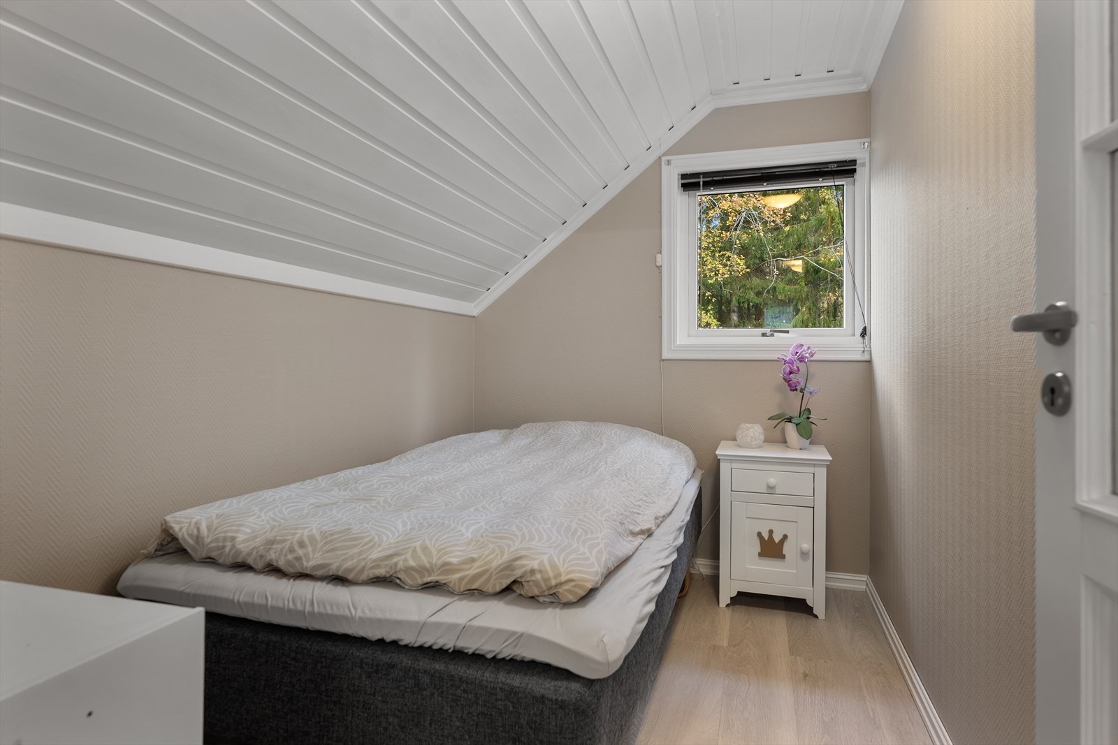 Soverom 3 i 2. etasje. Soverommet er på ca 6 kvm, se punkt om "Ferdigattest". Galleribilde