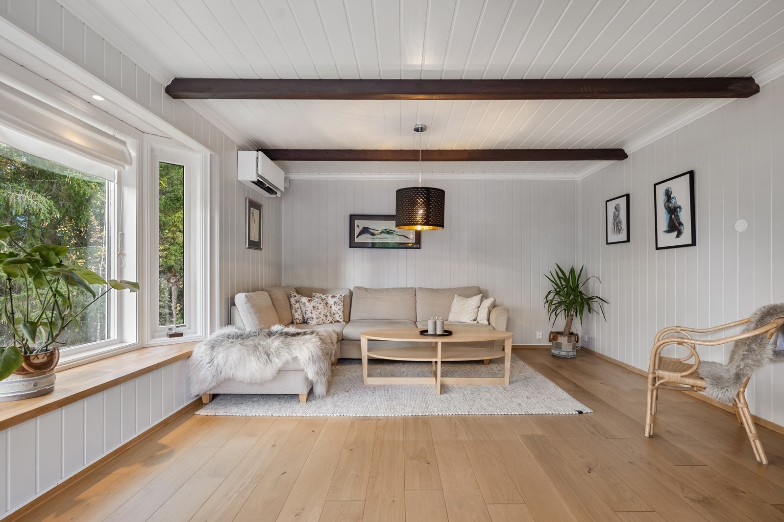 Stuen er lys og innbydende med store vindusflater som slipper inn rikelig med dagslys. Galleribilde