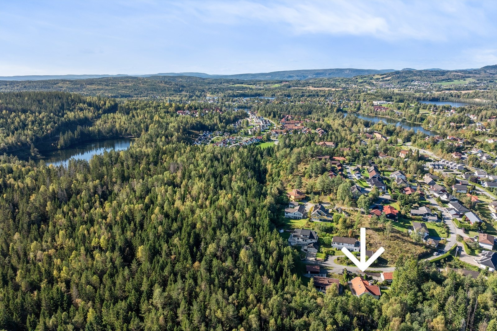 Innenfor 7-10 minutters gangavstand fra eiendommen finner du barnehage, Vardåsen barneskole og bussholdeplass. Galleribilde