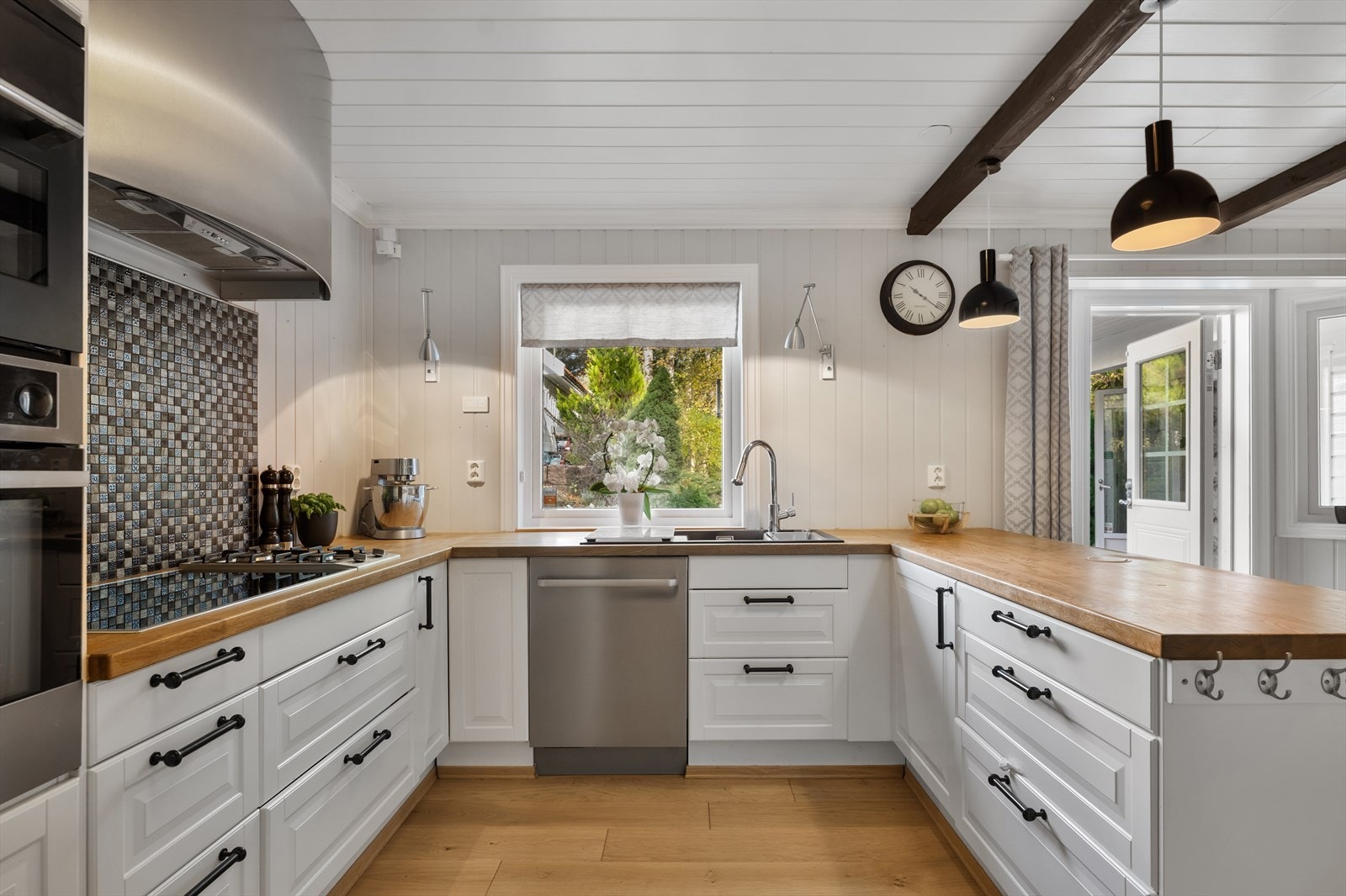 Kjøkkenet har integrerte hvitevarer som kjøleskap, mikroovn, stekeovn og induksjonstopp. Det er etablert komfyrvakt. Galleribilde