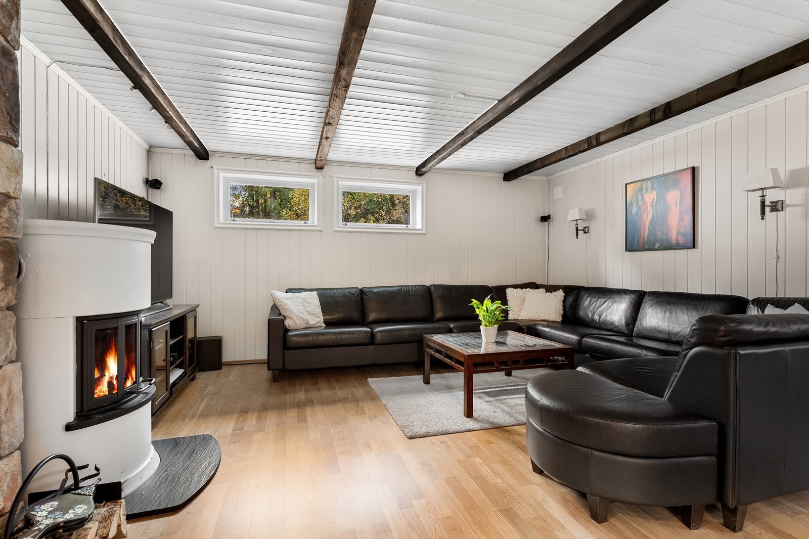 I kjelleretasjen er det innredet til kjellerstue med barløsning. Rommet har 3-stavs parkett på gulv, panelplater på vegger og malt panel i himlingen med dekorative, synlige dragere. Rom ikke omsøkt/godkjent til varig opphold. Galleribilde