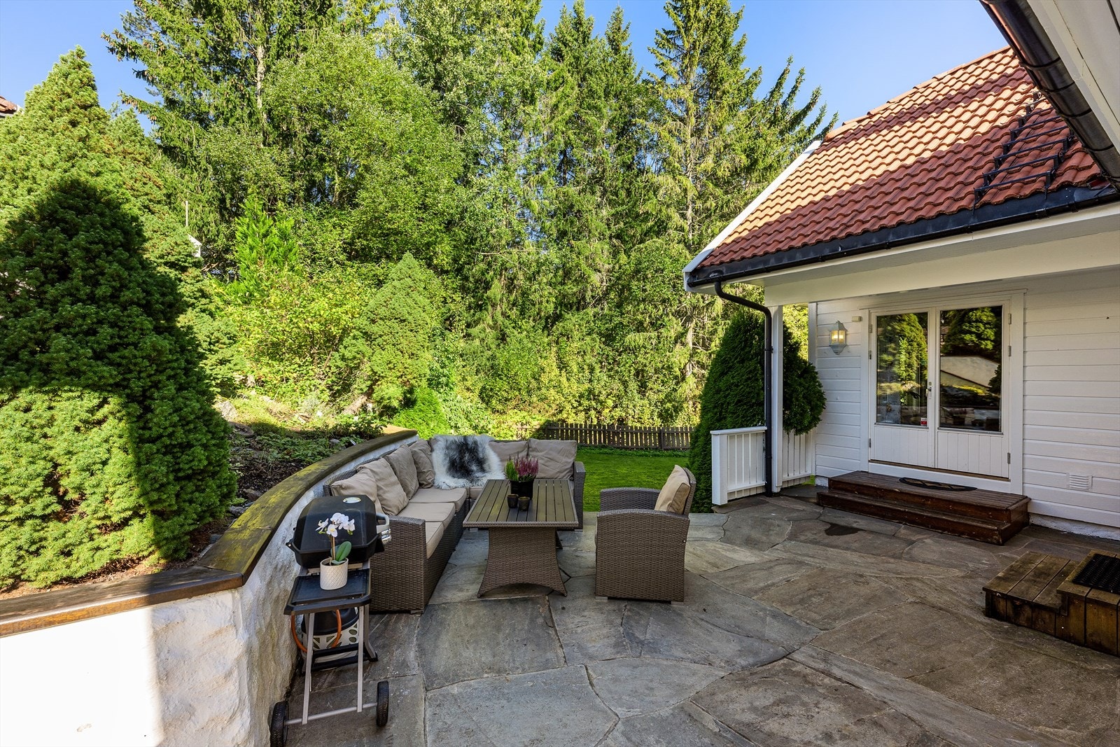 Terrassen er pent opparbeidet i skiferstein og måler ca. 29 kvm. Galleribilde