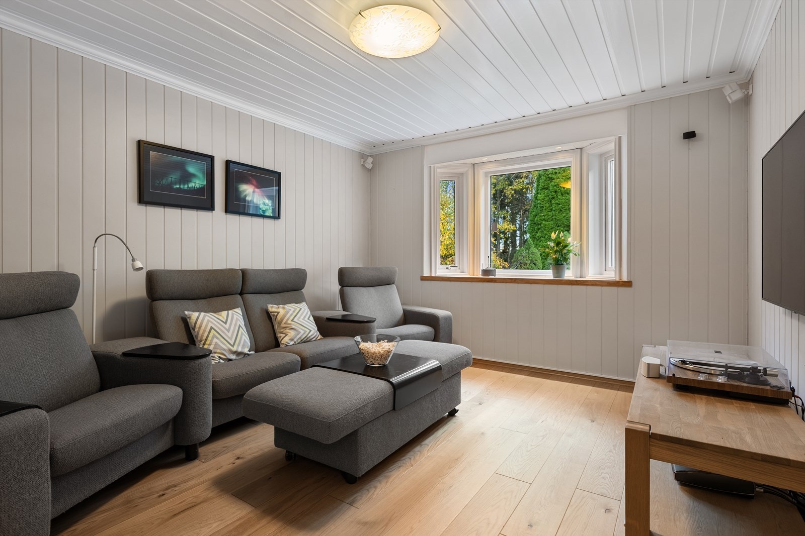 I tillegg til hovedstuen har boligen et separat mediarom/TV-stue, et ideelt rom for filmkvelder eller avslapping. Galleribilde