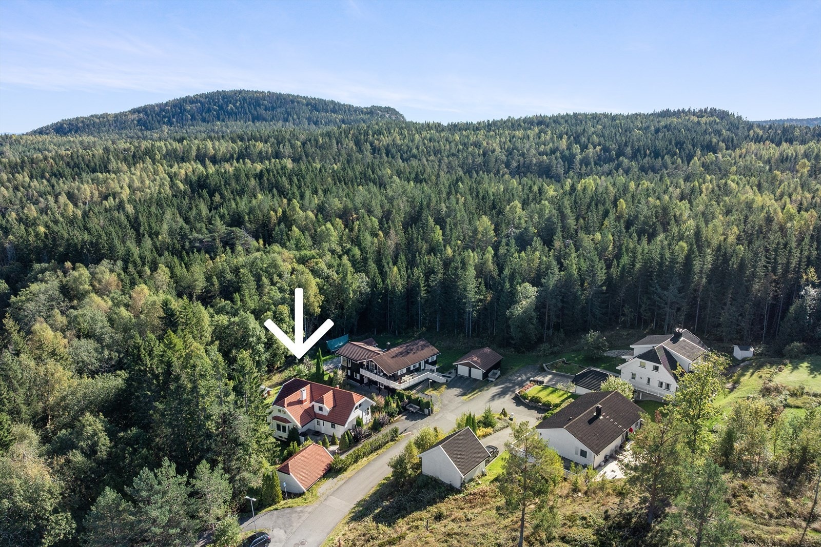 Eiendommen ligger i en blindvei og grenser mot skogen. Galleribilde