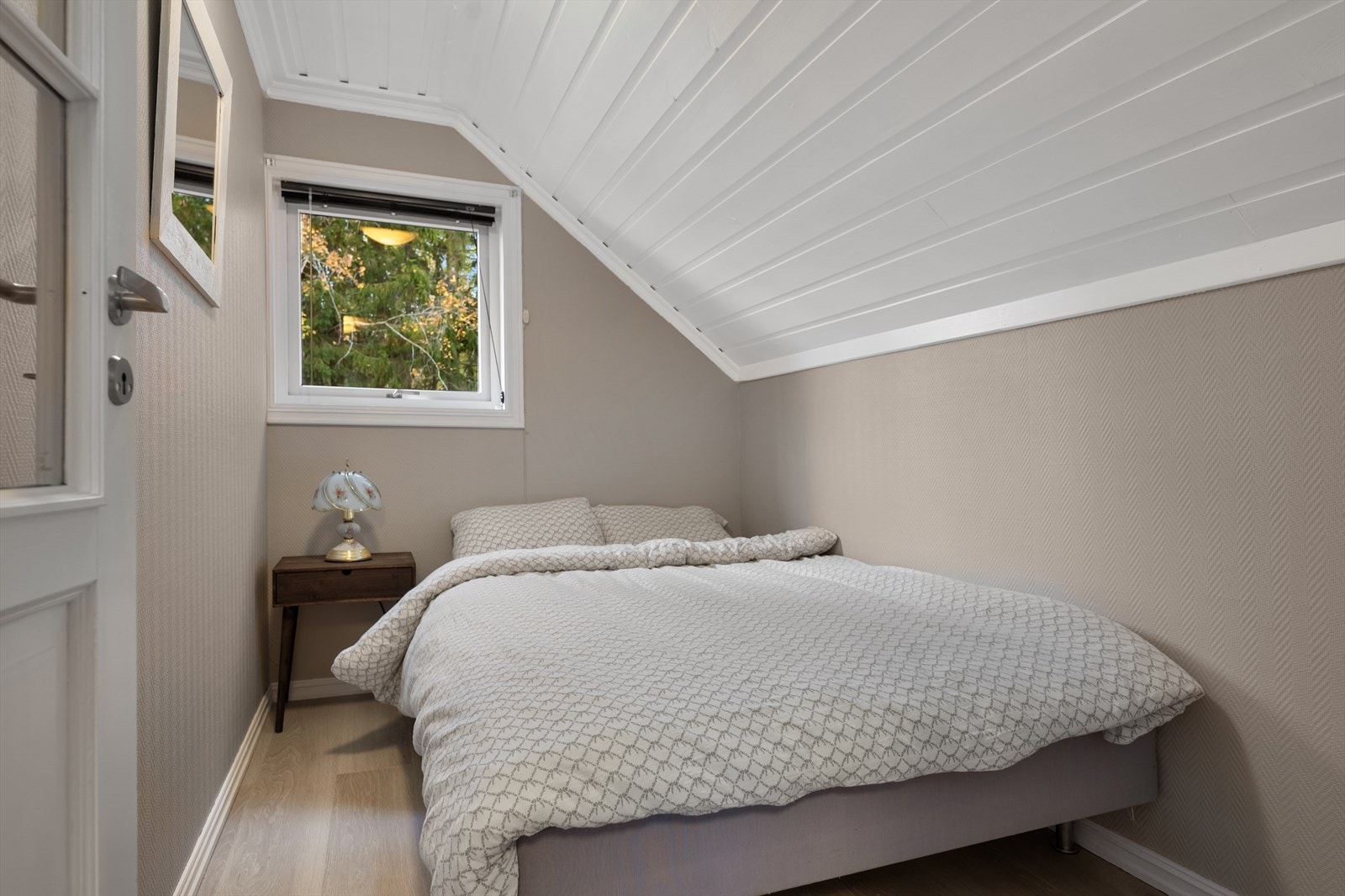 Soverom 4 i 2. etasje. Soverommet er på ca 6 kvm, se punkt om "Ferdigattest". Galleribilde