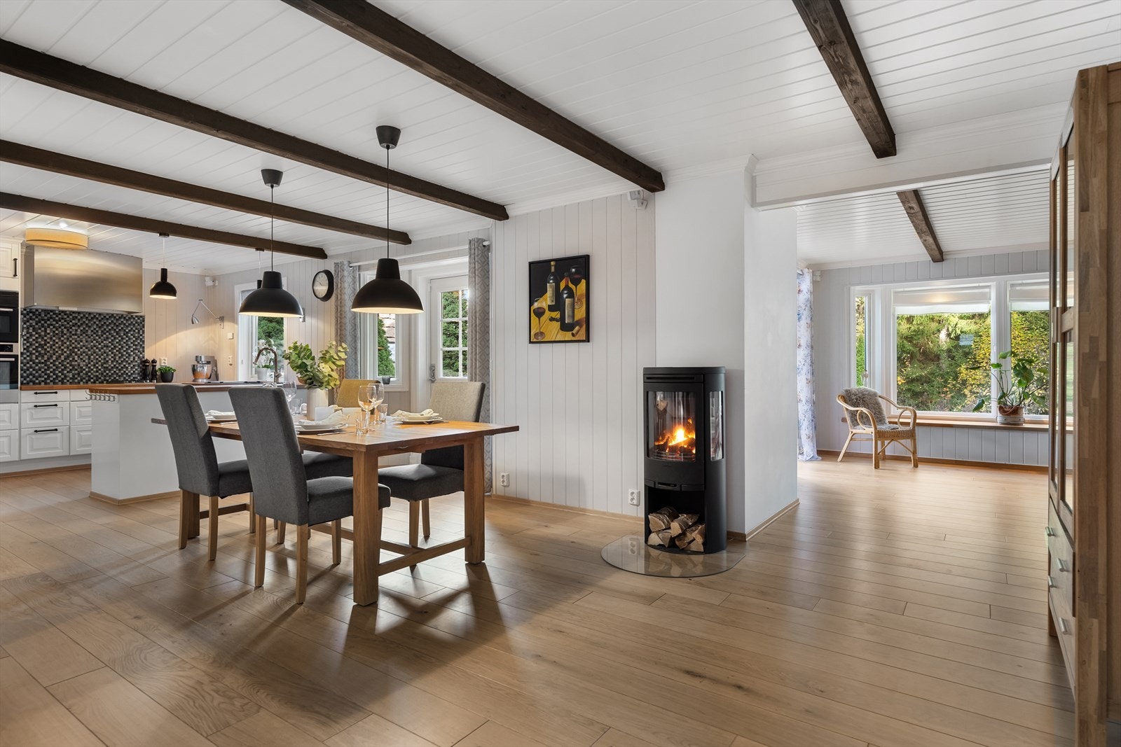 Spisestuen har plass til et stort spisebord, og vedovnen bidrar til lun stemning på kalde dager. I tillegg er det gulvvarme i spisestuen. Galleribilde