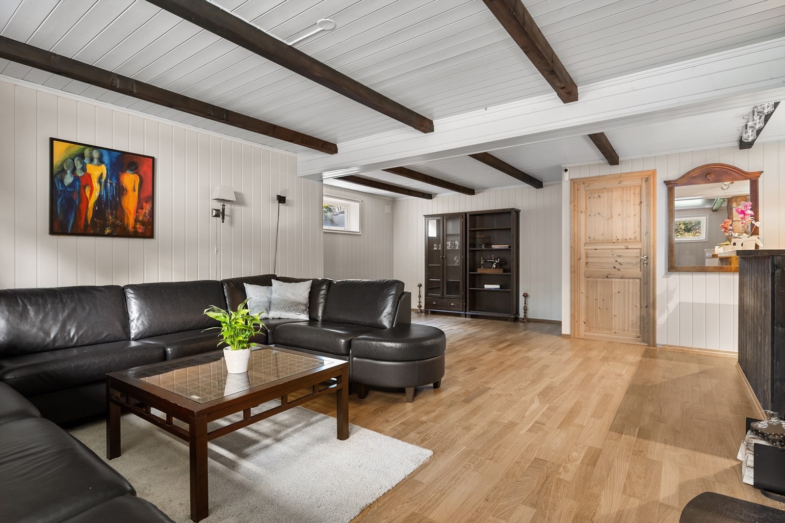 Oppvarming skjer via gulvvarme, peis og panelovn. Rom ikke omsøkt/godkjent til varig opphold. Galleribilde