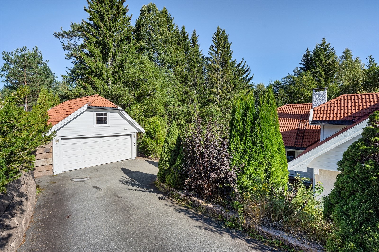 Boligen har en dobbelgarasje, og det er mulighet for ytterligere parkering foran garasjen og i innkjørselen. Det er montert ladestasjon fra Tesla (CCS-kontakt) i garasjen. Galleribilde