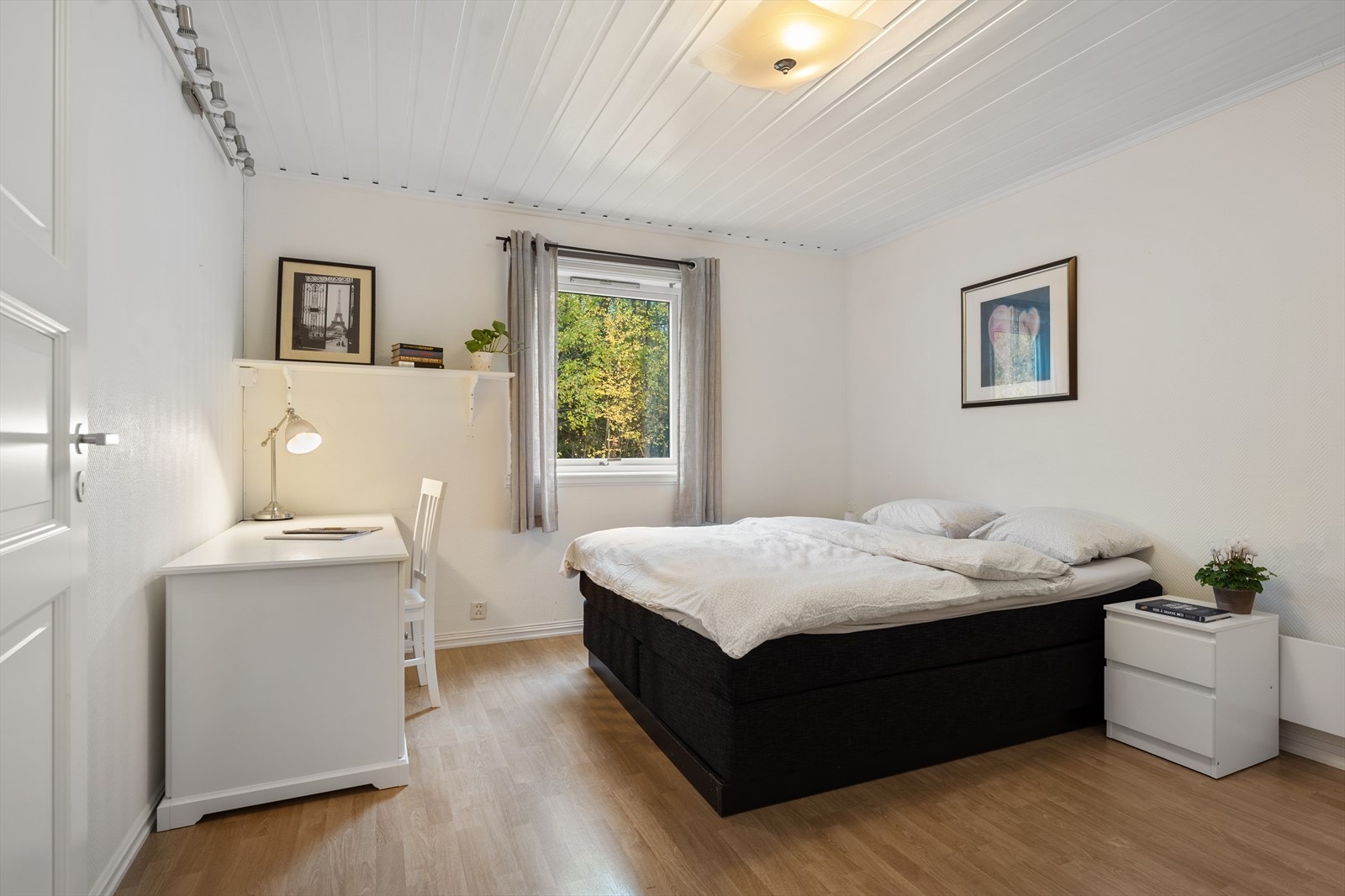 Boligen er innredet med 5 soverom, med ett i 1. etasje og fire i 2. etasje. Her fra soverommet i 1. etasje. Galleribilde