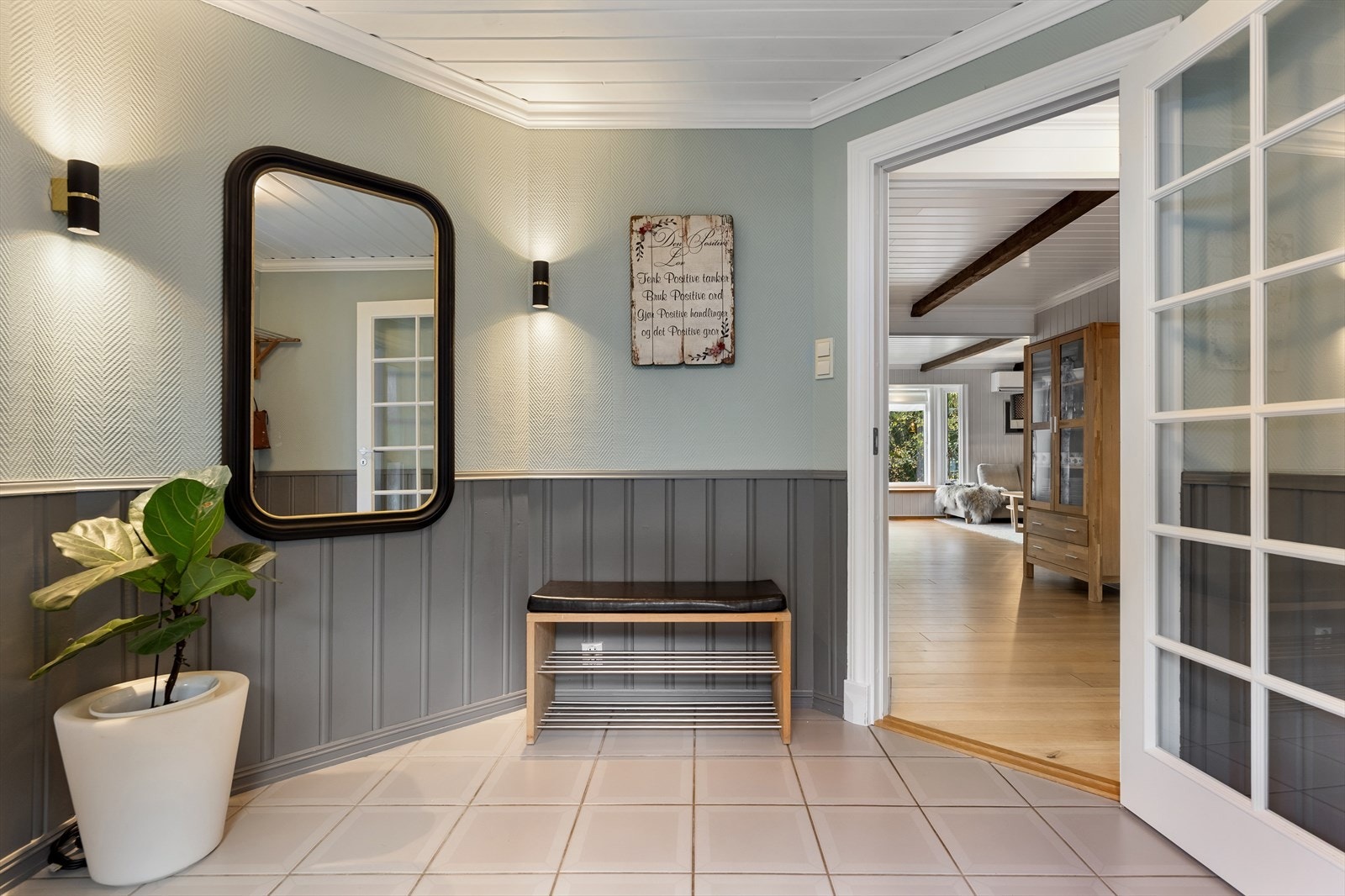 Adkomst via entré i 1. etasje. Rommet har flislagt gulv med varme. Veggene har malt tapet kombinert med brystpanel i dempede fargetoner. I himlingen er det malt panel. Galleribilde