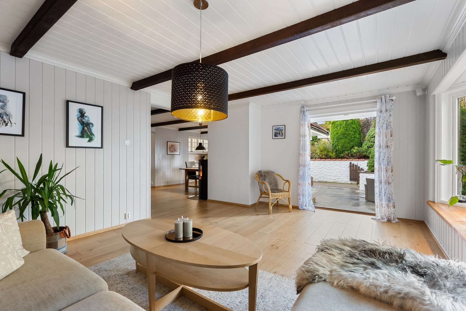 Rommet har 1-stavs parkett på gulv, panelplater og malte overflater på veggene, samt malt panel i himlingen med synlige, mørkbeisede bjelker som tilfører karakter. Galleribilde