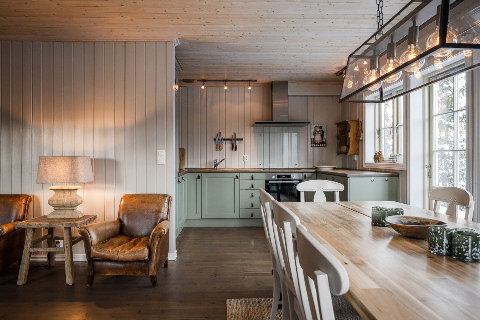 Spisestuen integrerer stuen og kjøkkenet fint sammen. Galleribilde