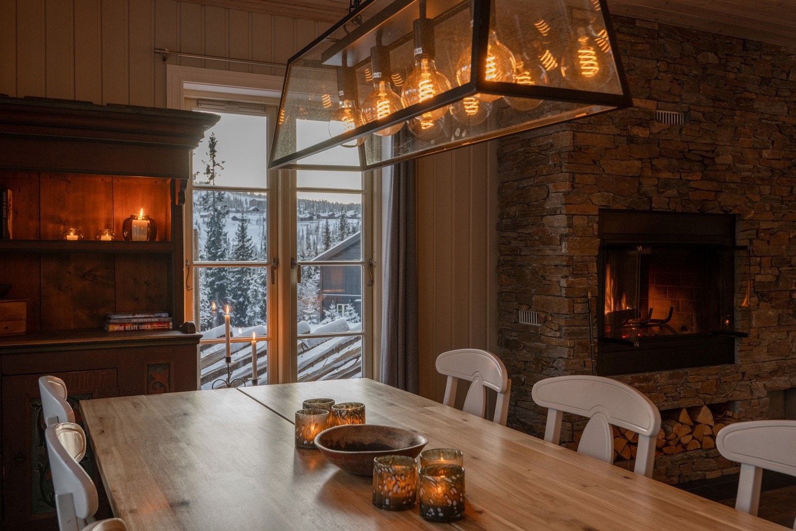 Denne hytta har en stemningsfull atmosfære. Galleribilde