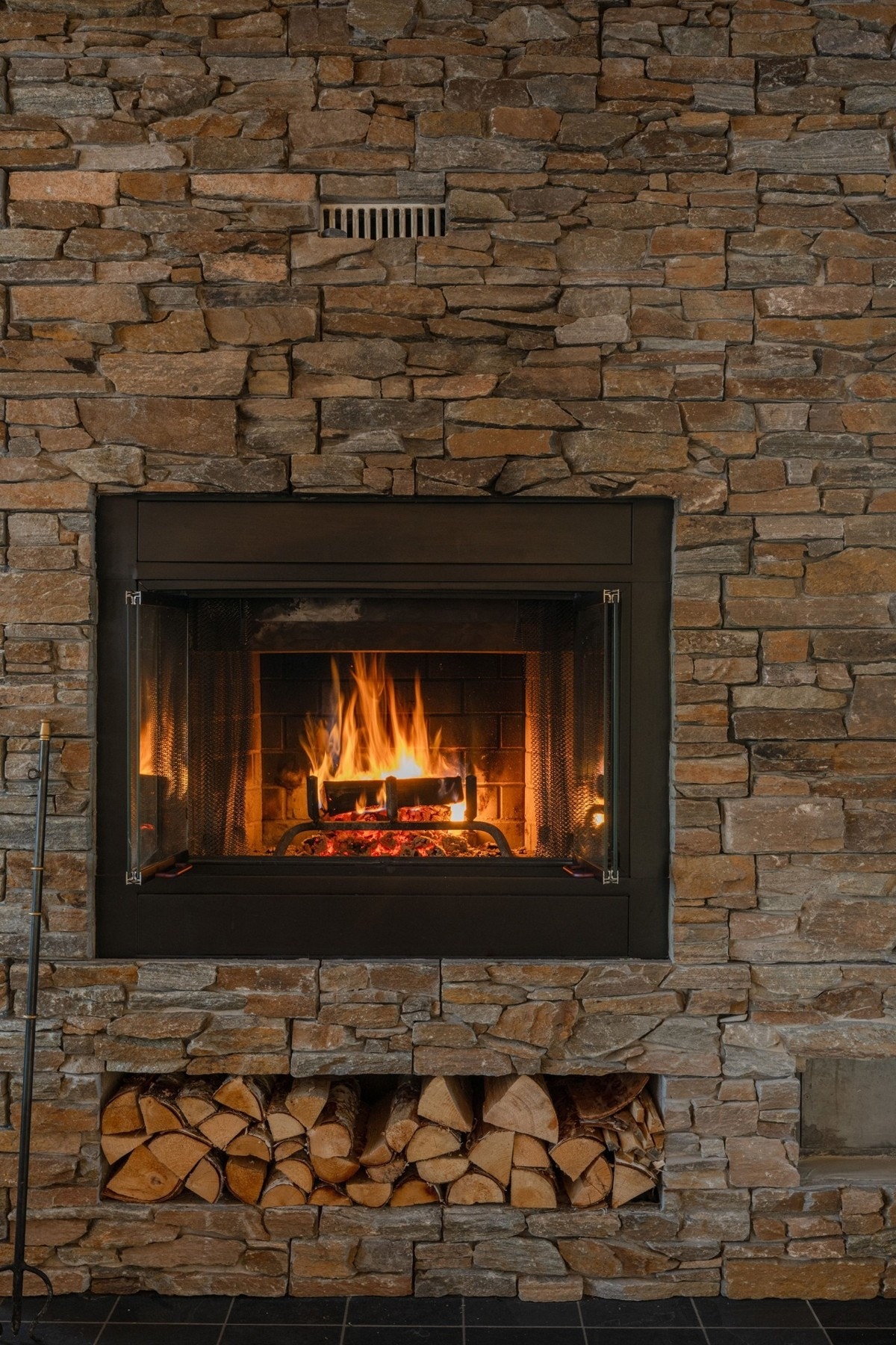 Peisen tilfører varme og bidrar til en hyggelig atmosfære. Galleribilde