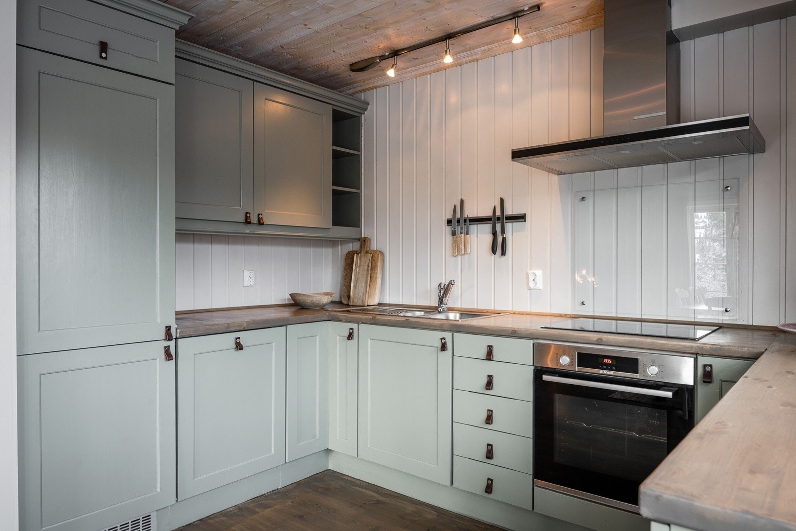 Kjøkkenet er romslig og velutstyrt, med integrerte hvitevarer. Galleribilde