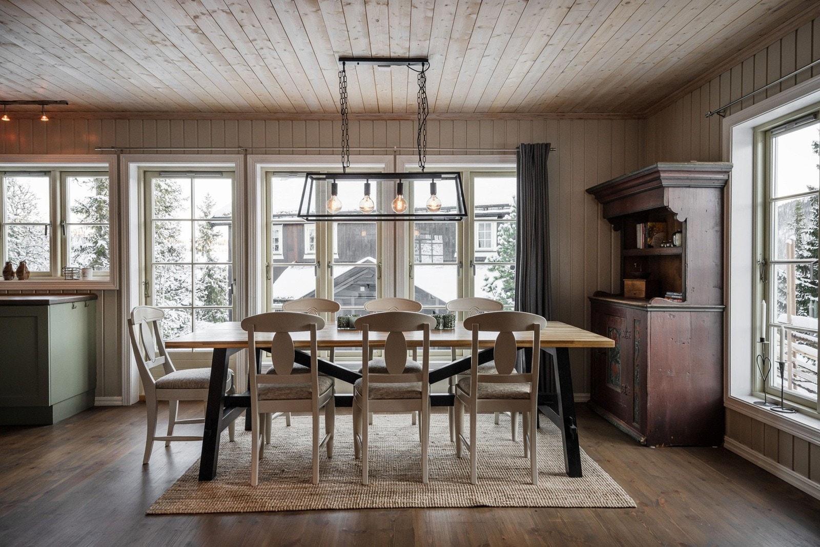 God plass til spisegruppe i spisestuen, her kan det dekkes på til mange! Galleribilde