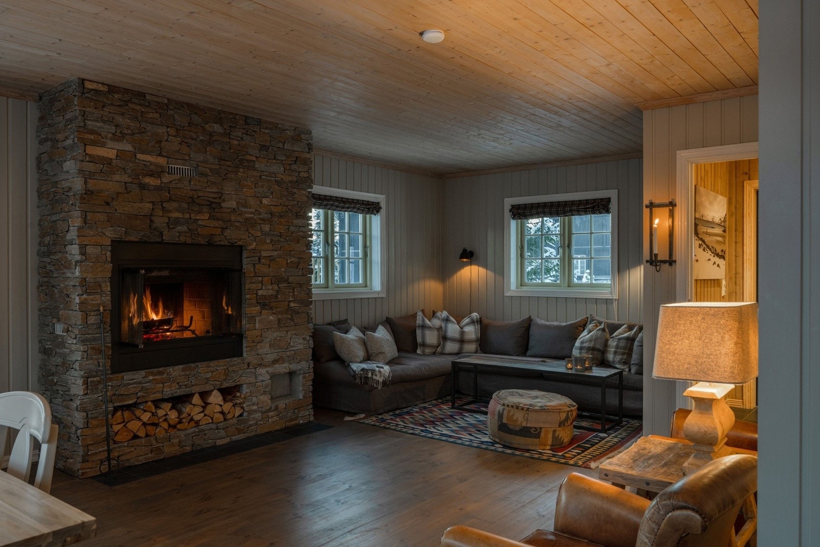 Stue-/kjøkkenområdet har en fantastisk stemning også på kveldstid. Galleribilde