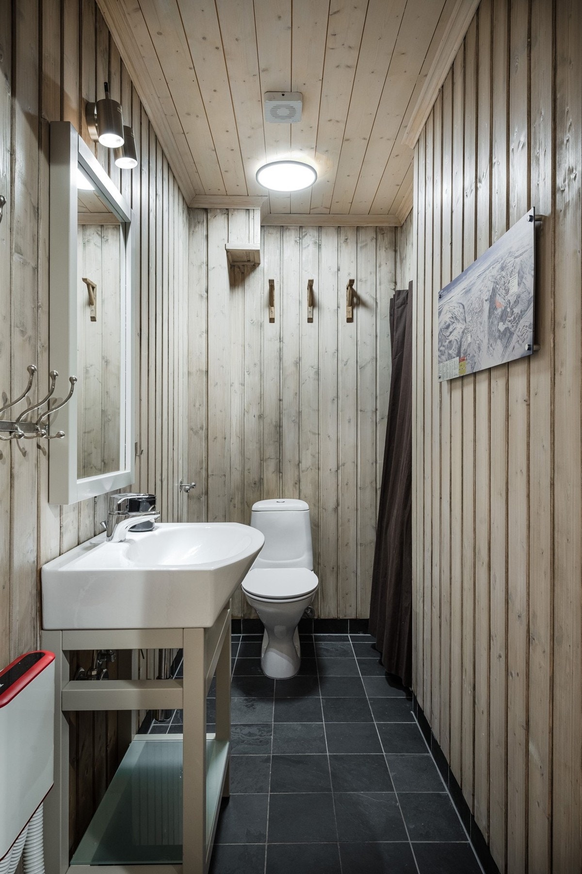 i 1.etasjen finner du også et seperat toalettrom med opplegg for vaskemaskin. Galleribilde