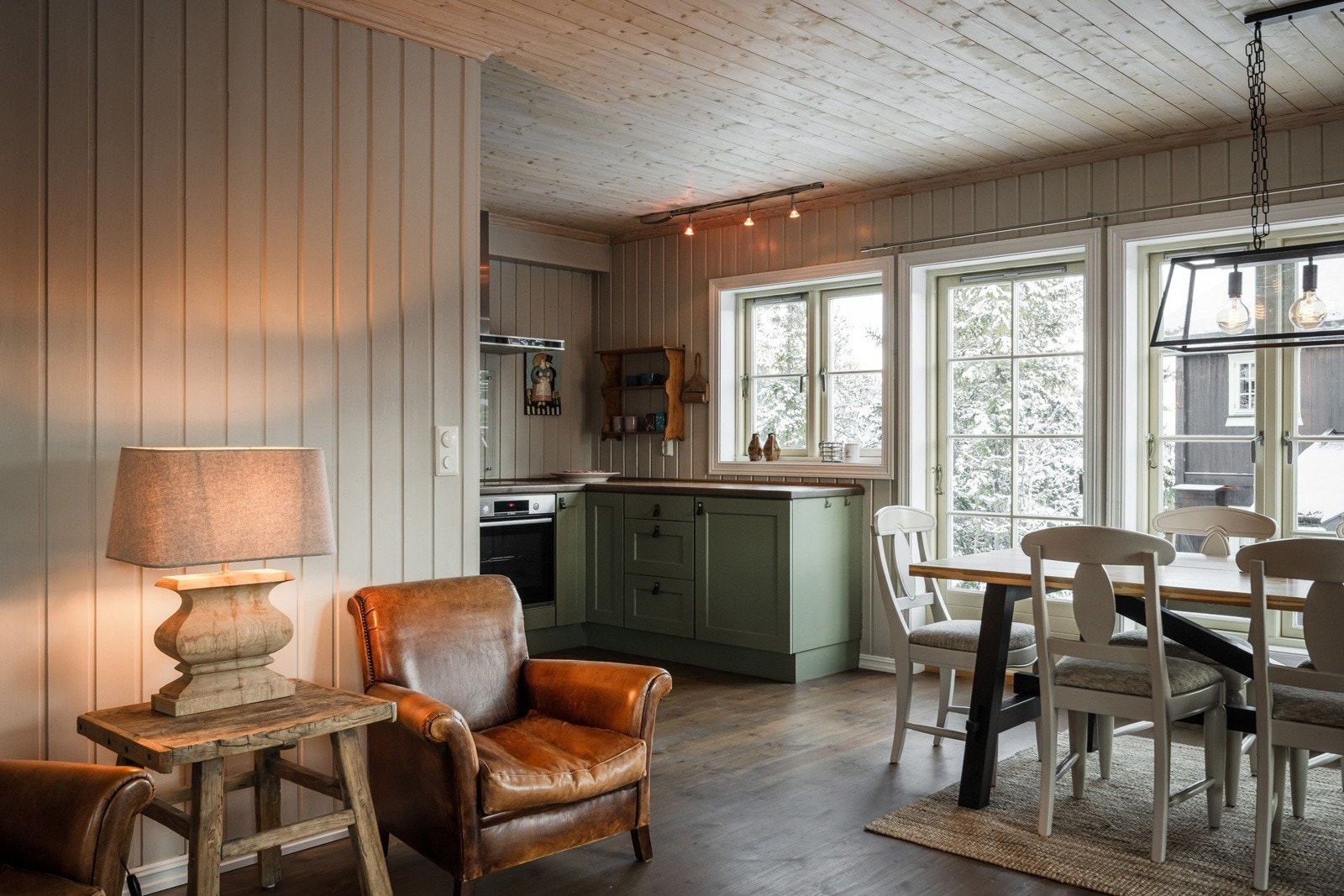 Store vindusflater tilfører masse naturlig lys. Galleribilde