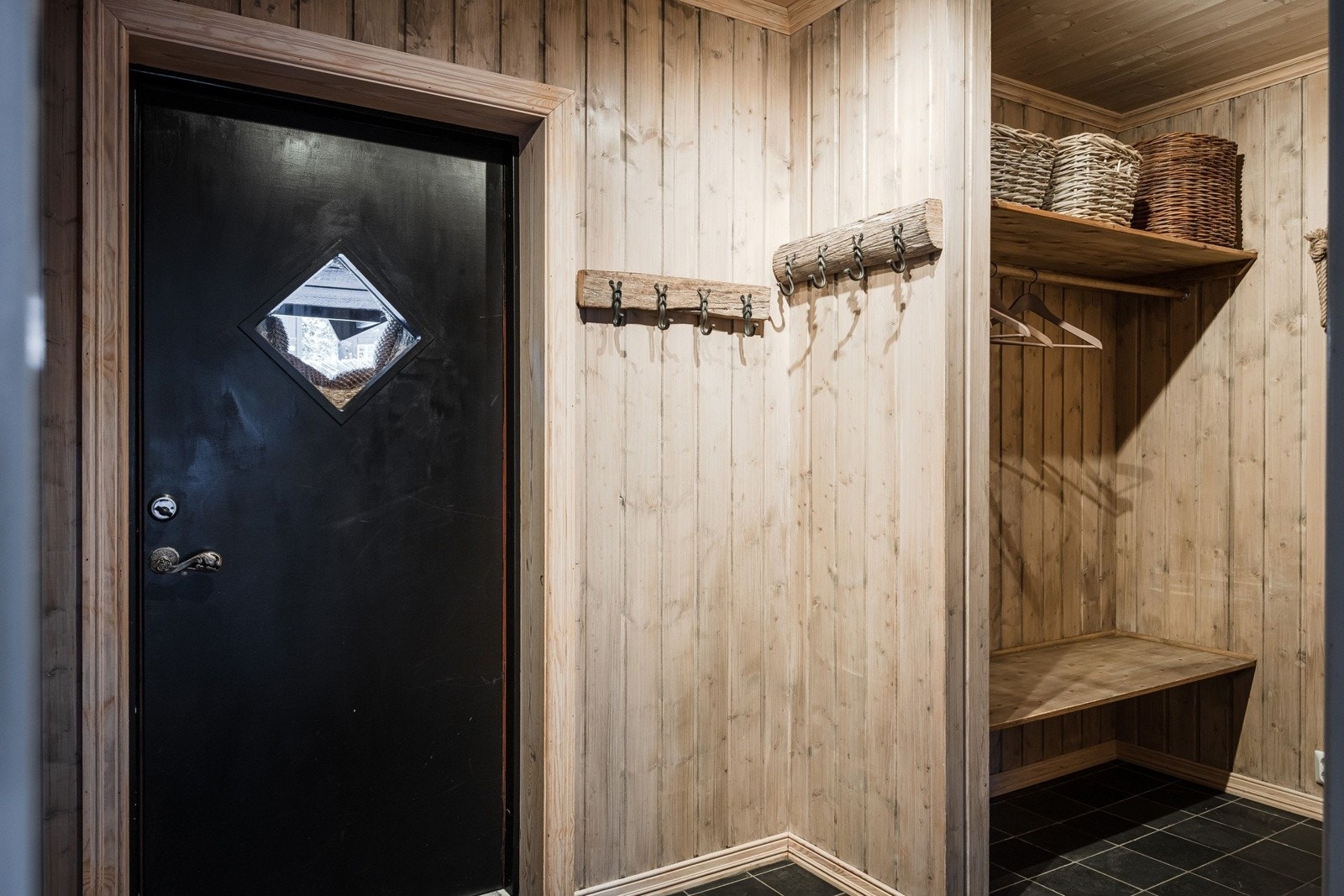 I entreen er det god plass til å henge fra seg yttertøy og sette fra seg sko. Galleribilde