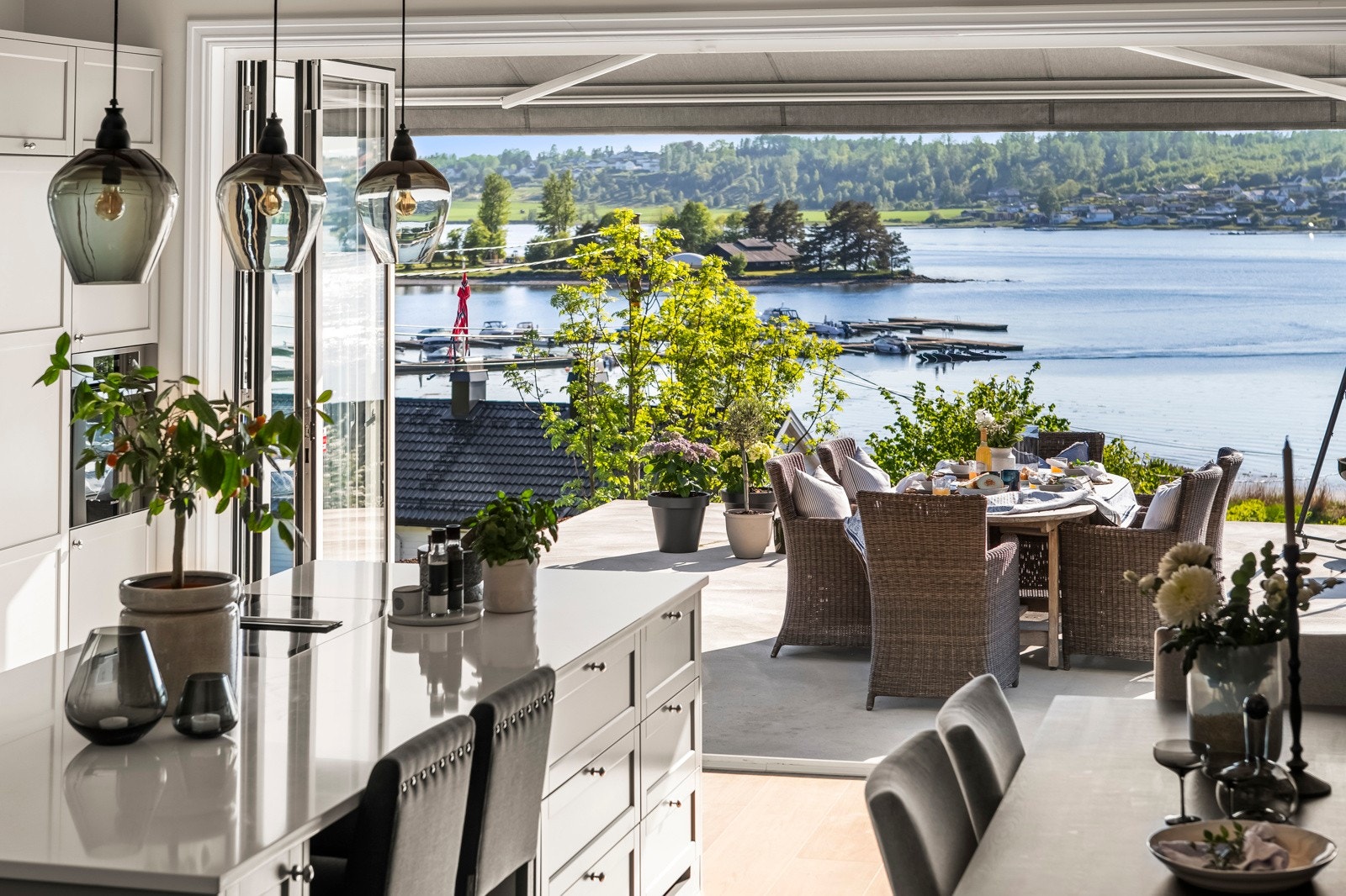 Utenfor kjøkkenet finner du en stor betongplatting på 50 kvm, ideell for grilling og utemøbler, og gir deg en fantastisk uteplass for både avslapning og sosiale sammenkomster. Galleribilde