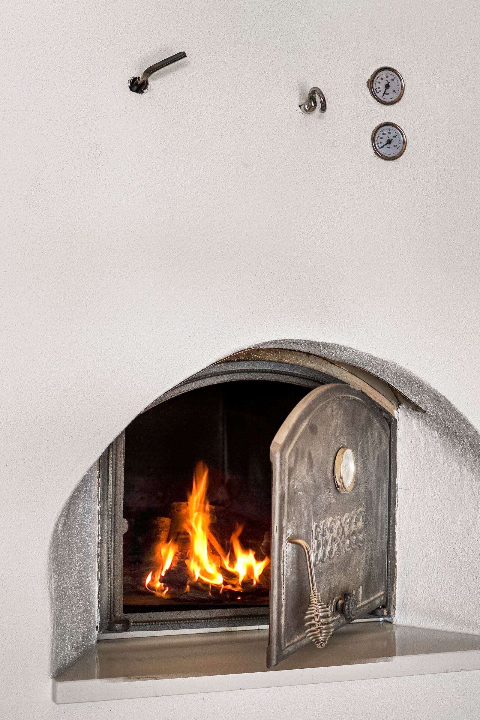 Vedfyrt baker- og pizzaovn. Galleribilde