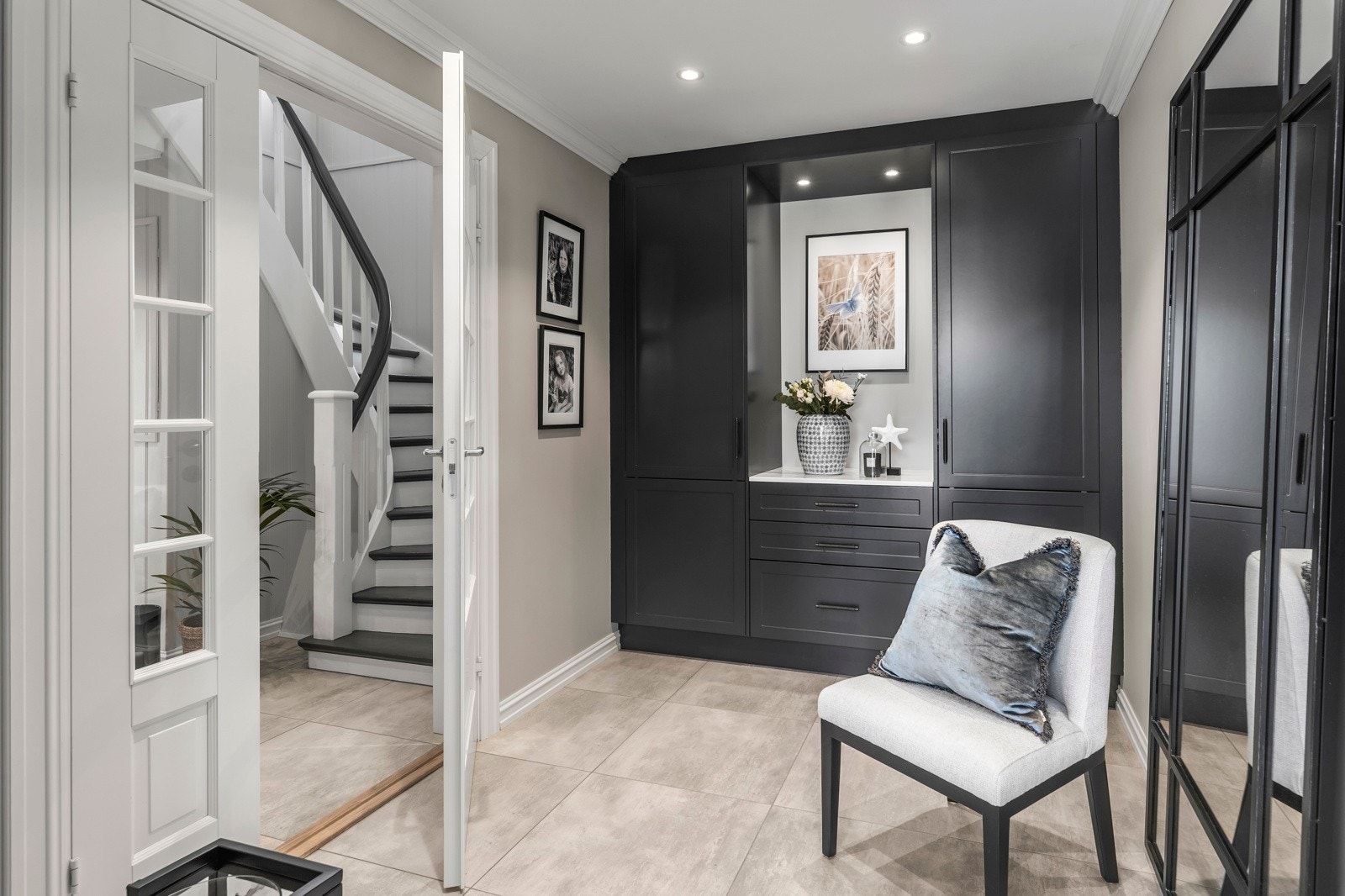 Imponerende entré med garderobeskap fra Svane Kjøkken og Garderobe. Her møter du elegante, lyse fliser på 60x60 cm som gir rommet et lyst og innbydende preg. Galleribilde