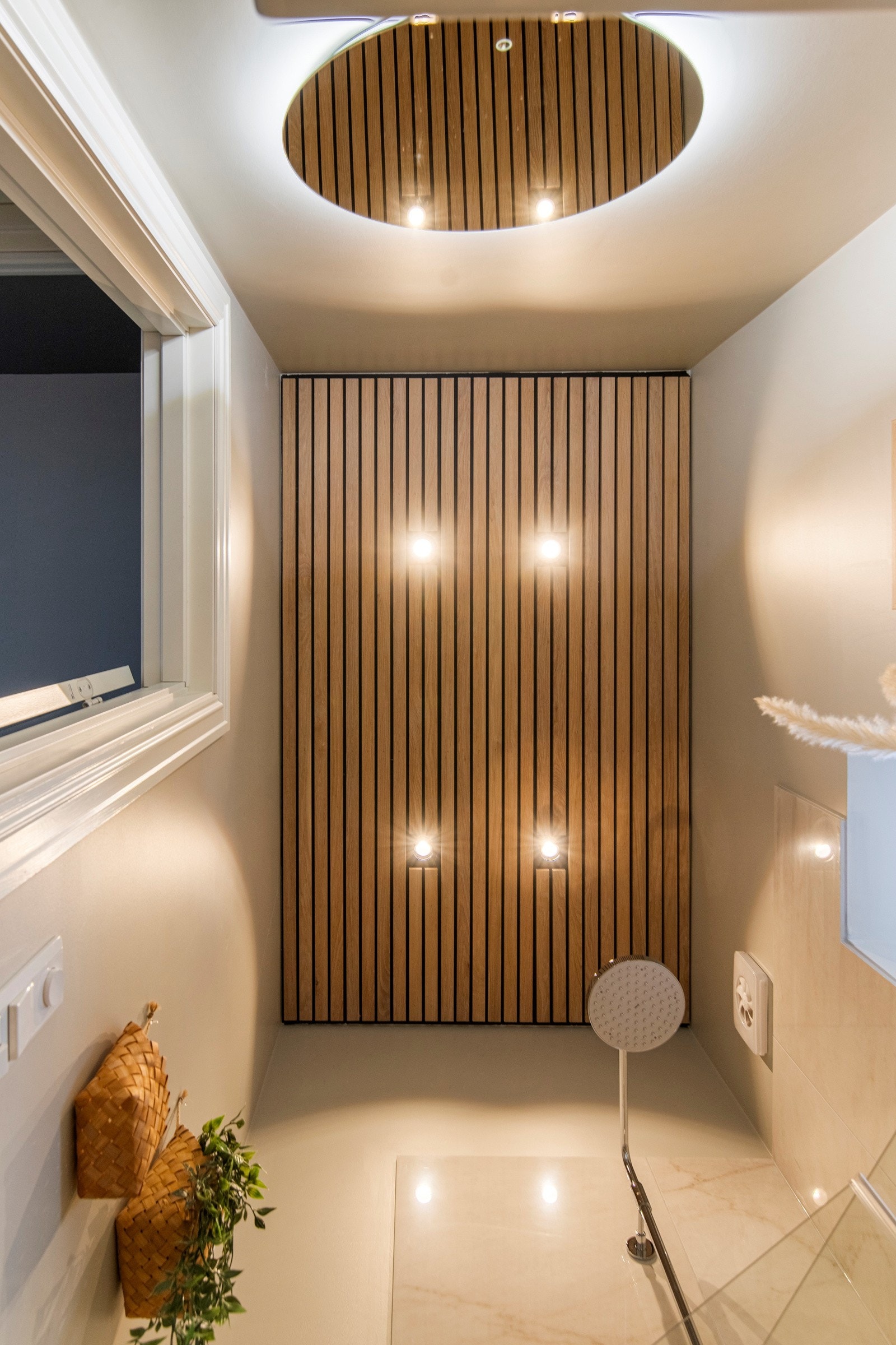 Legg merke til spilletaket som gir en nydelig detalj til badet. Galleribilde